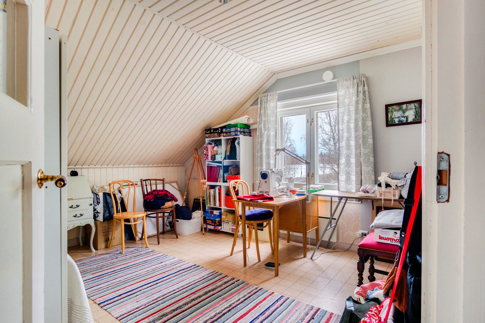 Yläkerran makuuhuone/työhuone