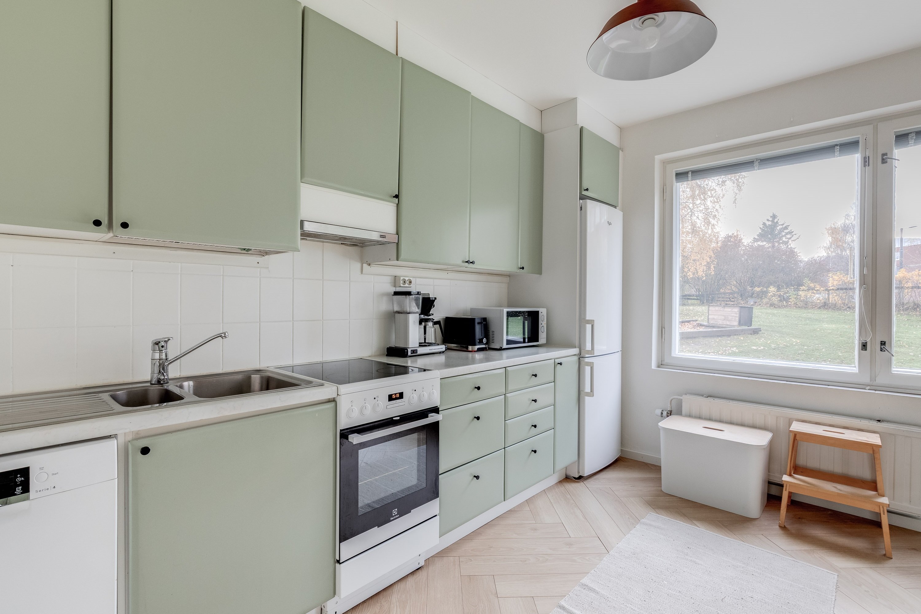 Keittiöön mahtuu myös arkiruokailu ikkunan alle.