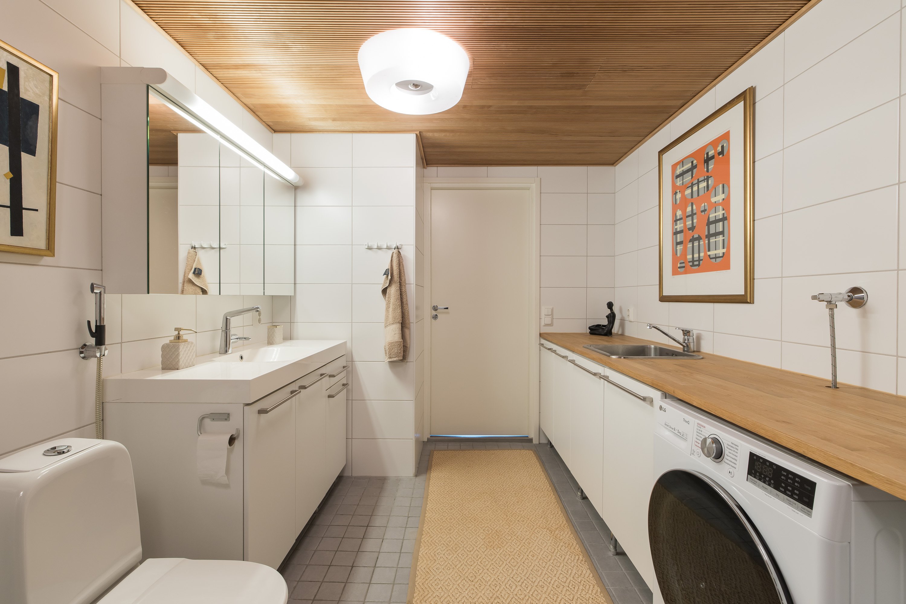 Tilava kylpyhuone tuplasuihkuilla, paljon laskutilaa