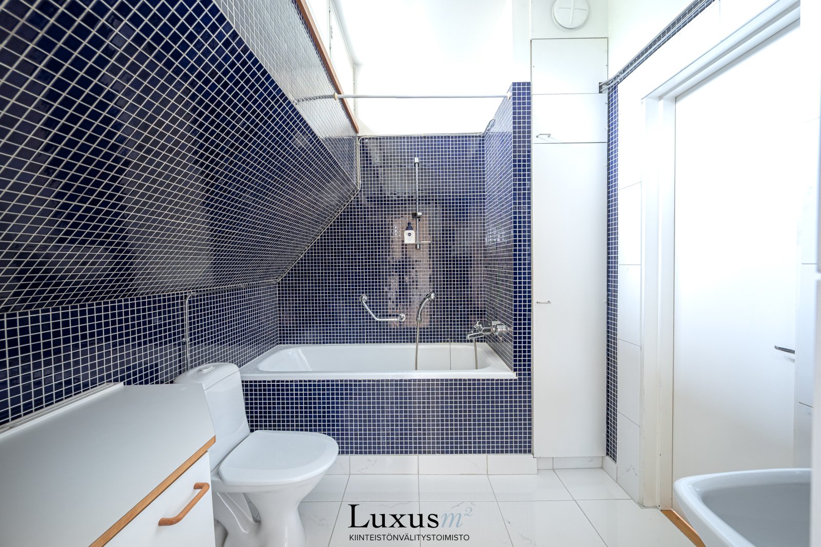 Yläkerran toiseen kylpyhuoneeseen on käynti arkiolohuoneesta.