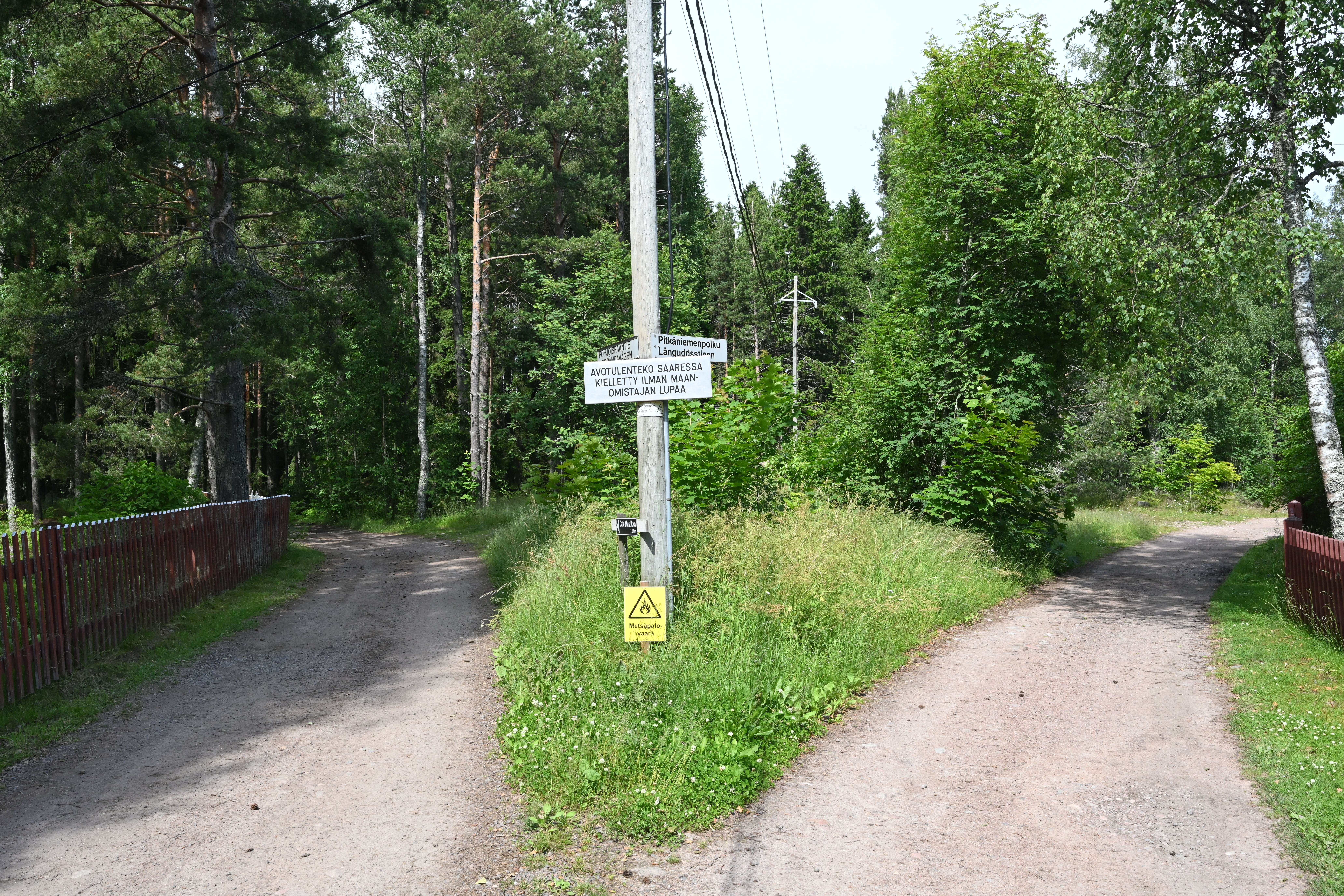 TietÀ kylÀalueelta tontin suuntaan. TÀstÀ oikeanpuoleista tietÀ eteenpÀin