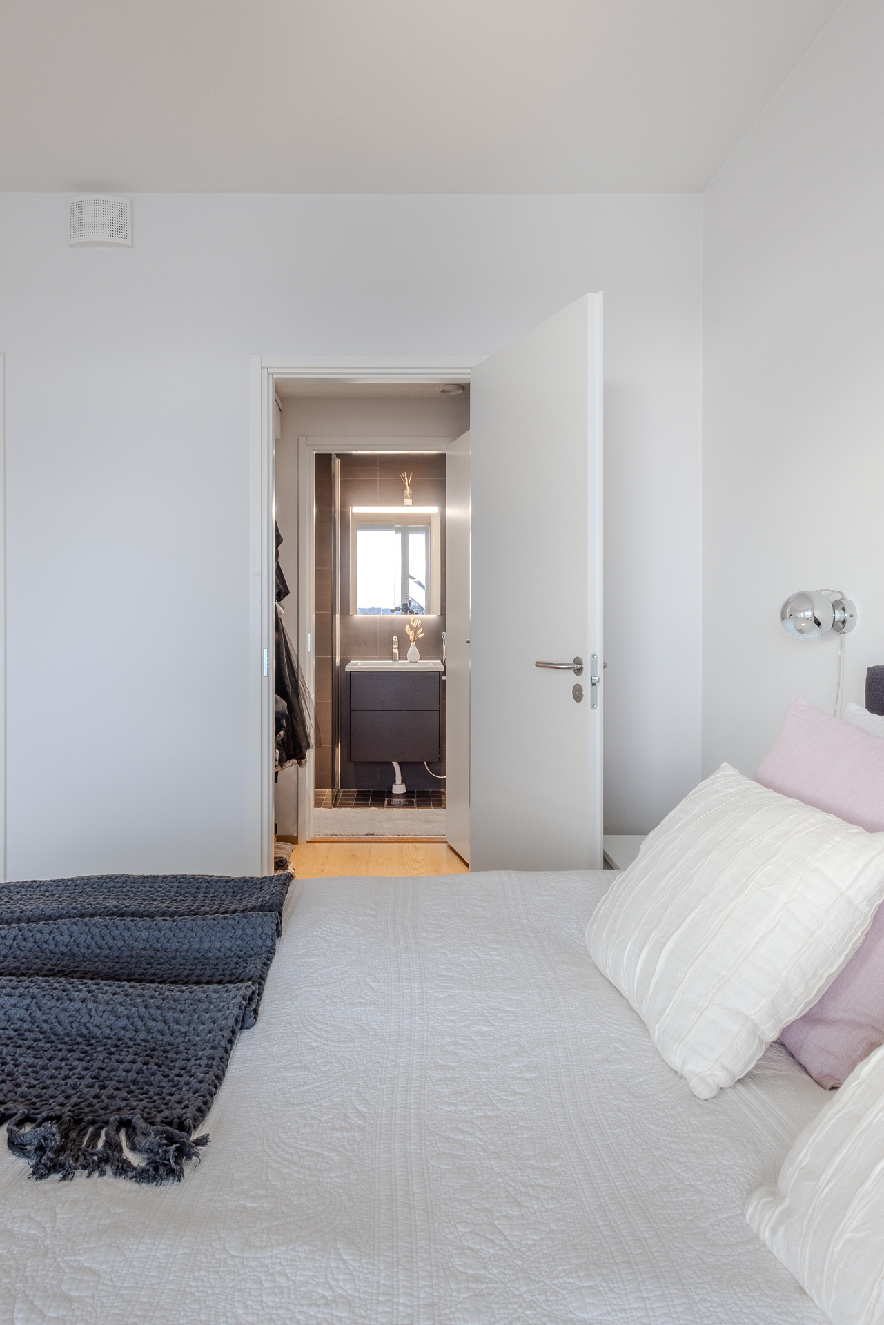 Näkymä päämakuuhuoneesta vaatehuoneen kautta kylpyhuoneeseen