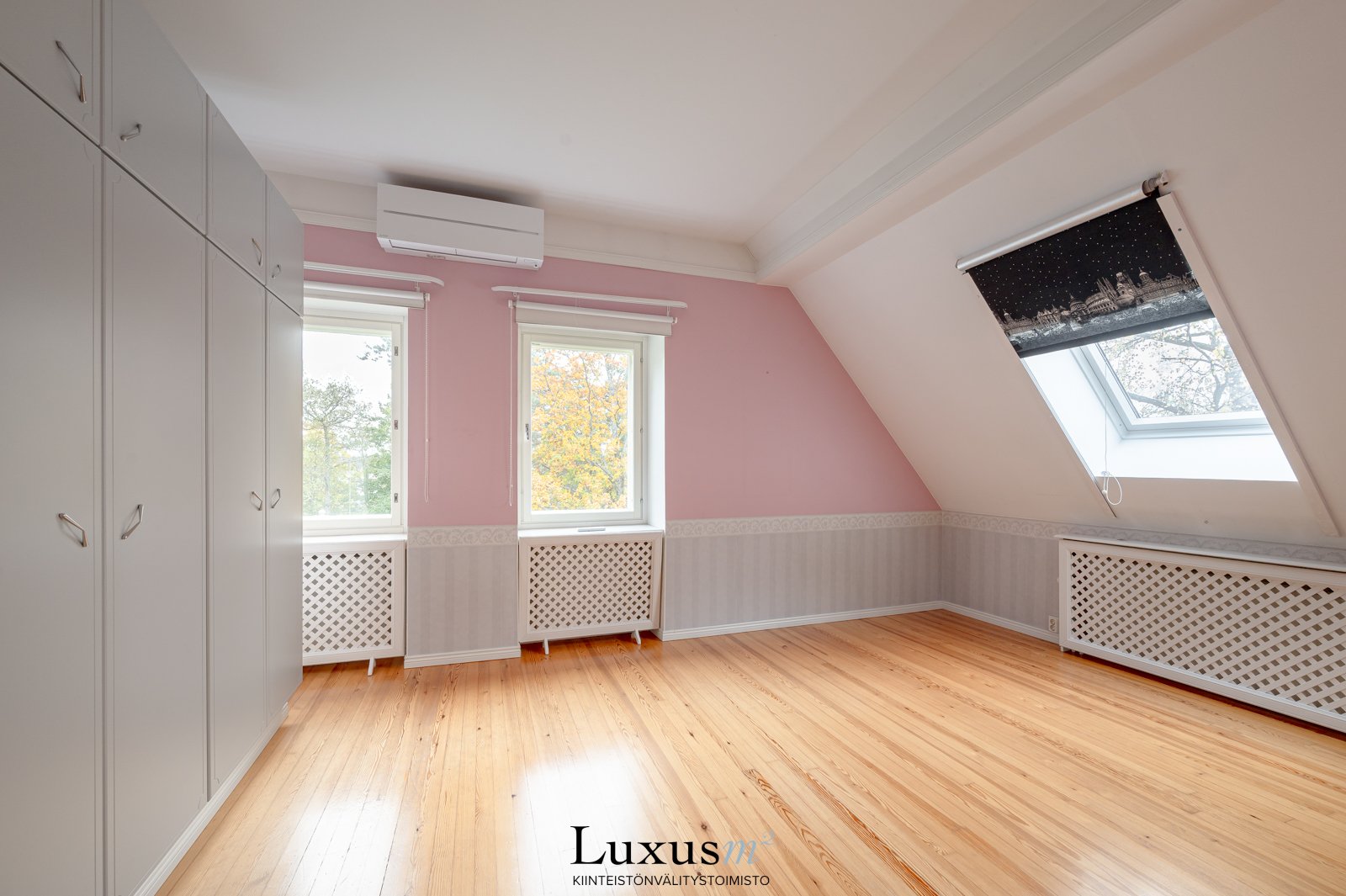 Yläkerran vasemman puoleinen makuuhuone.