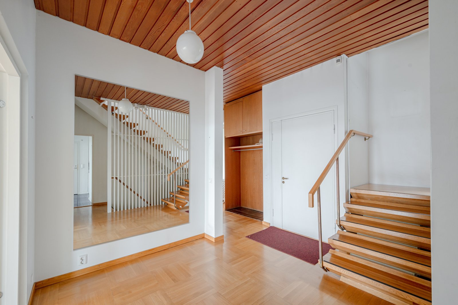 Tilavasta eteisestä on käynti yläkertaan.