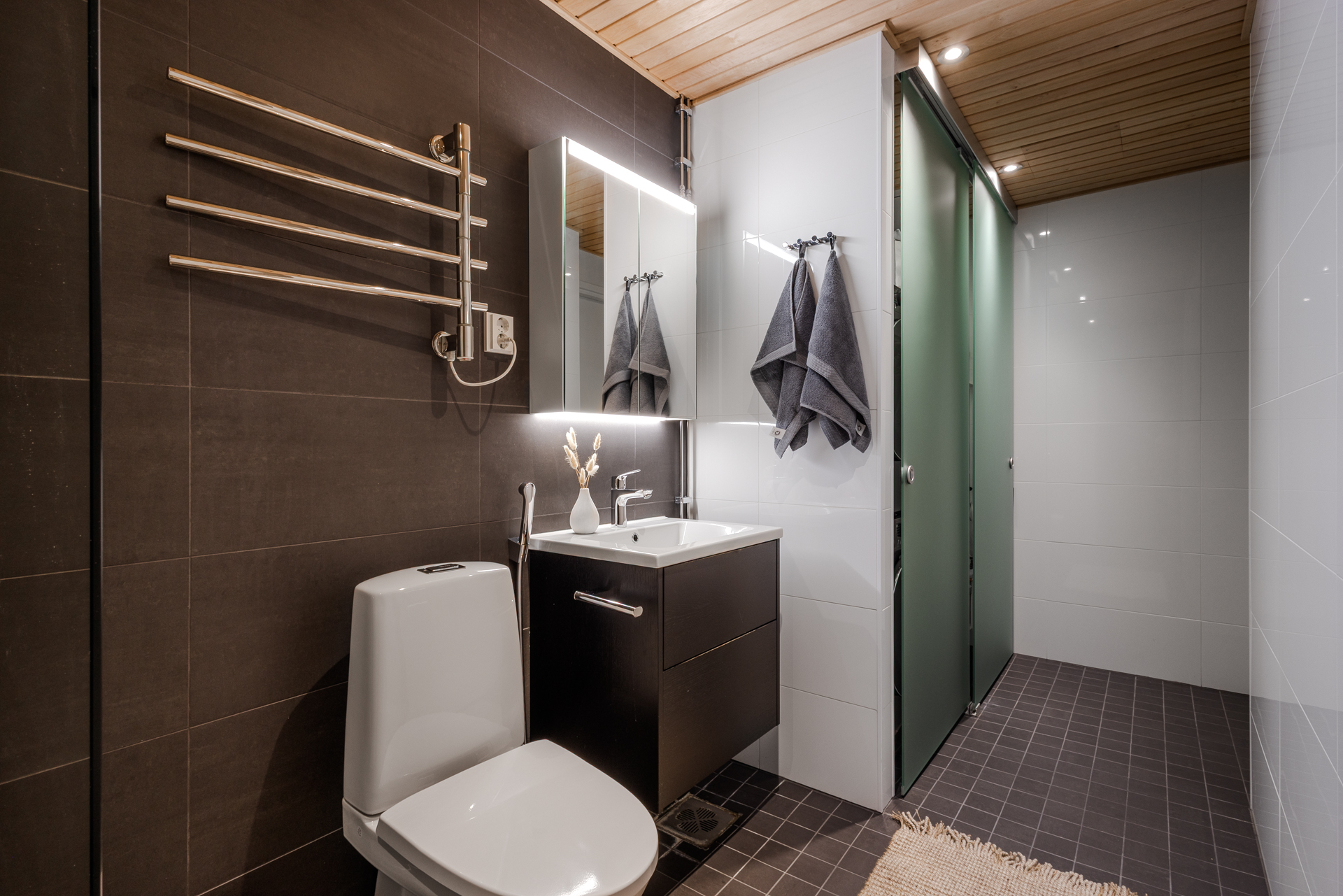 Kylpyhuone saunan yhteydessä ja kodinhoitotila