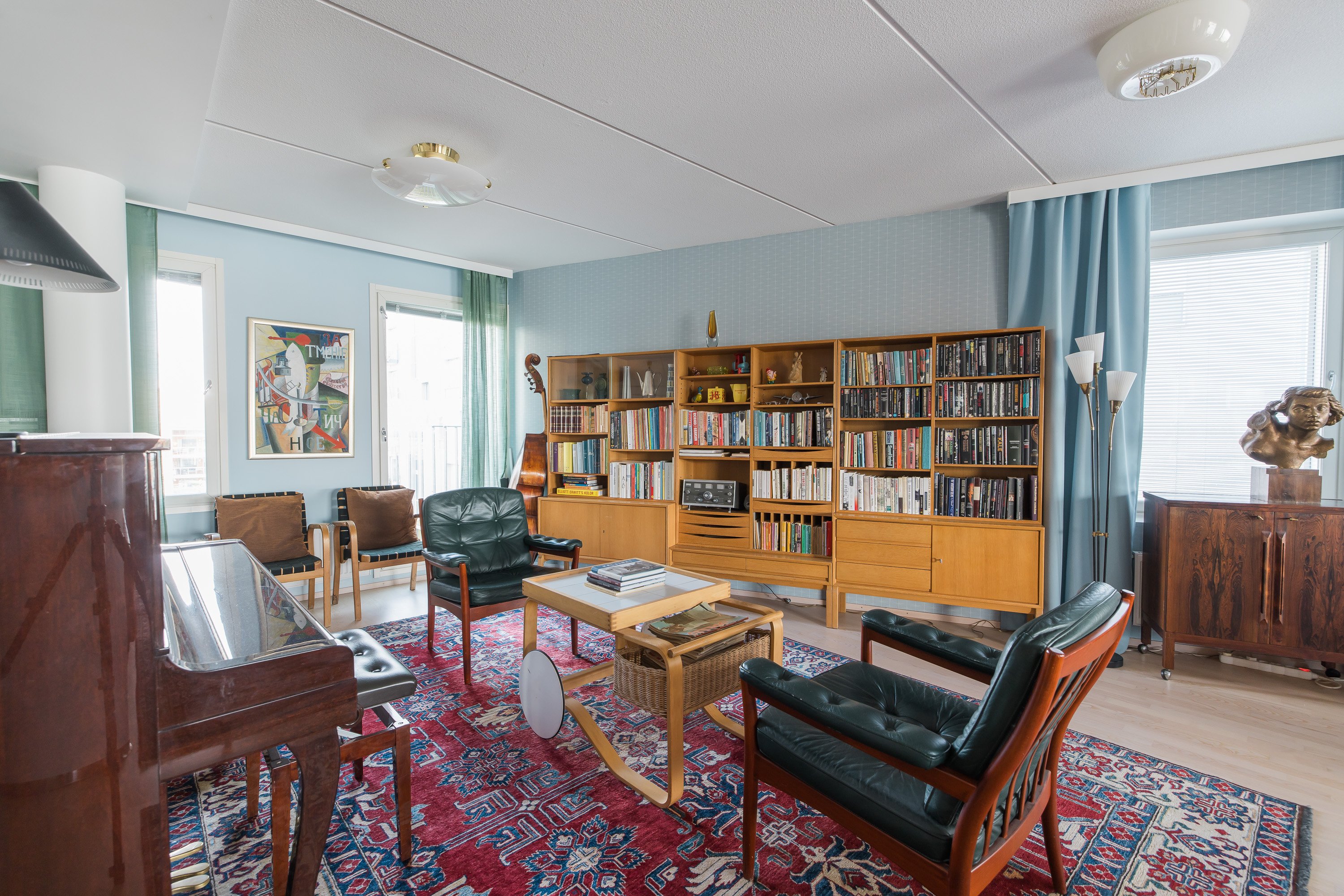 Aivan poikkeuksellisen tilava ja avara olohuone, joka on persoonallisesti kalustettu