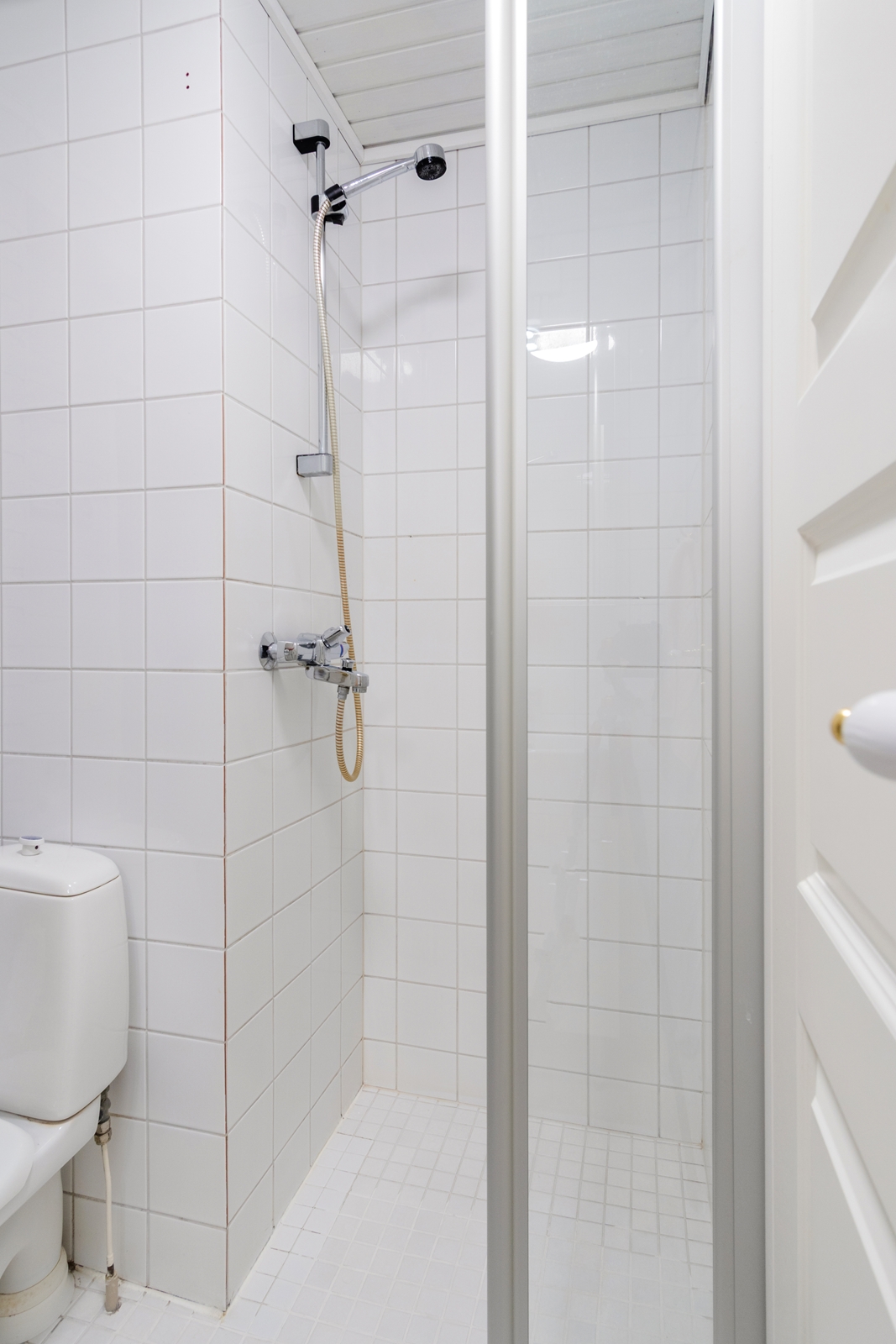 Yläkerran kylpyhuone