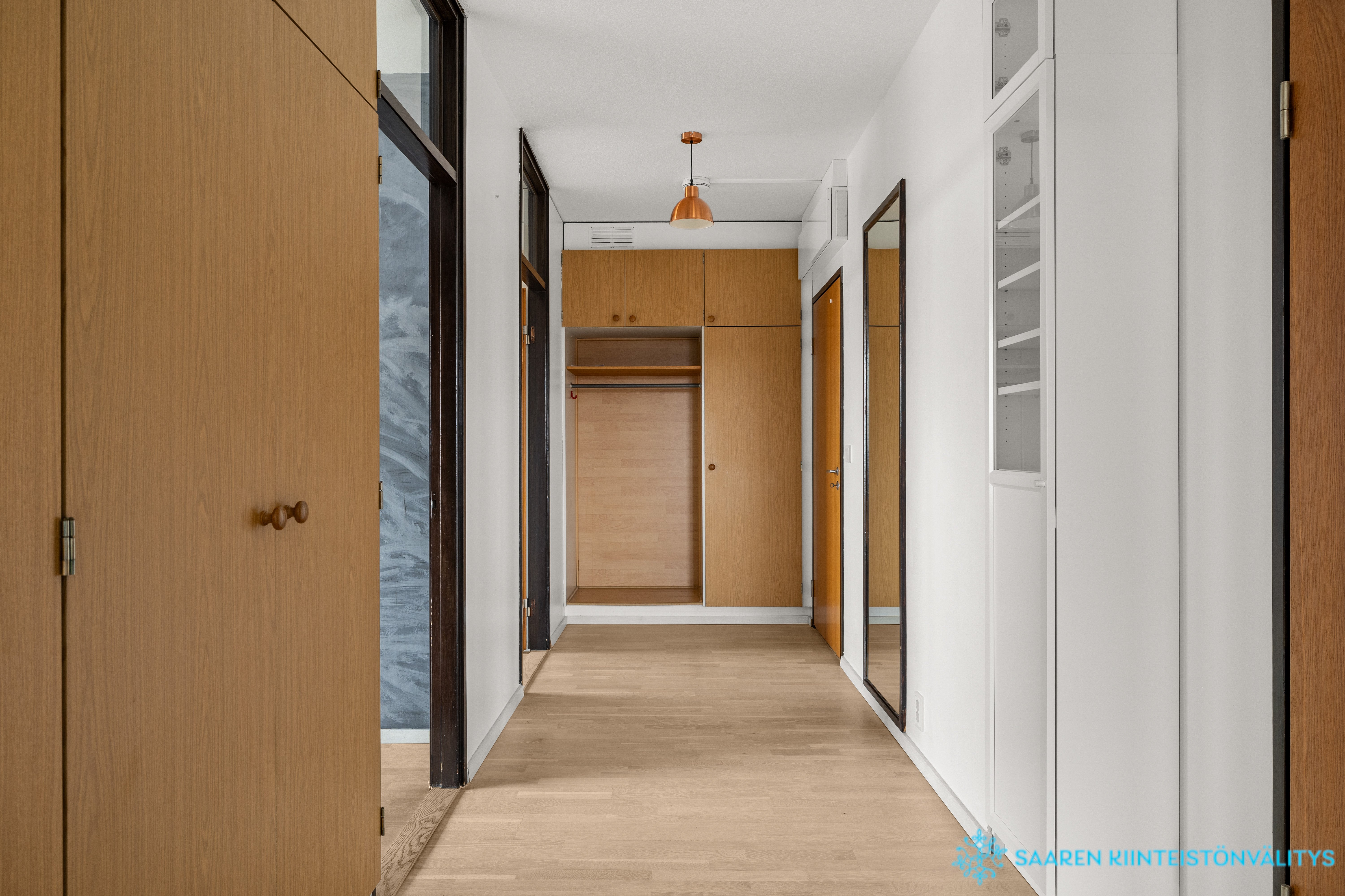 Käytävällä ja eteisessä on runsaasti säilytystilaa