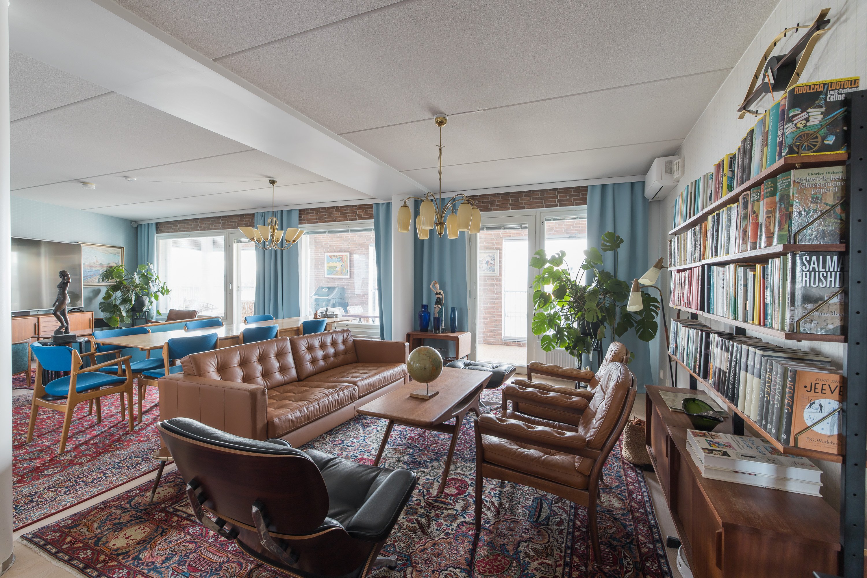 Aivan poikkeuksellisen tilava ja avara olohuone, joka on persoonallisesti kalustettu