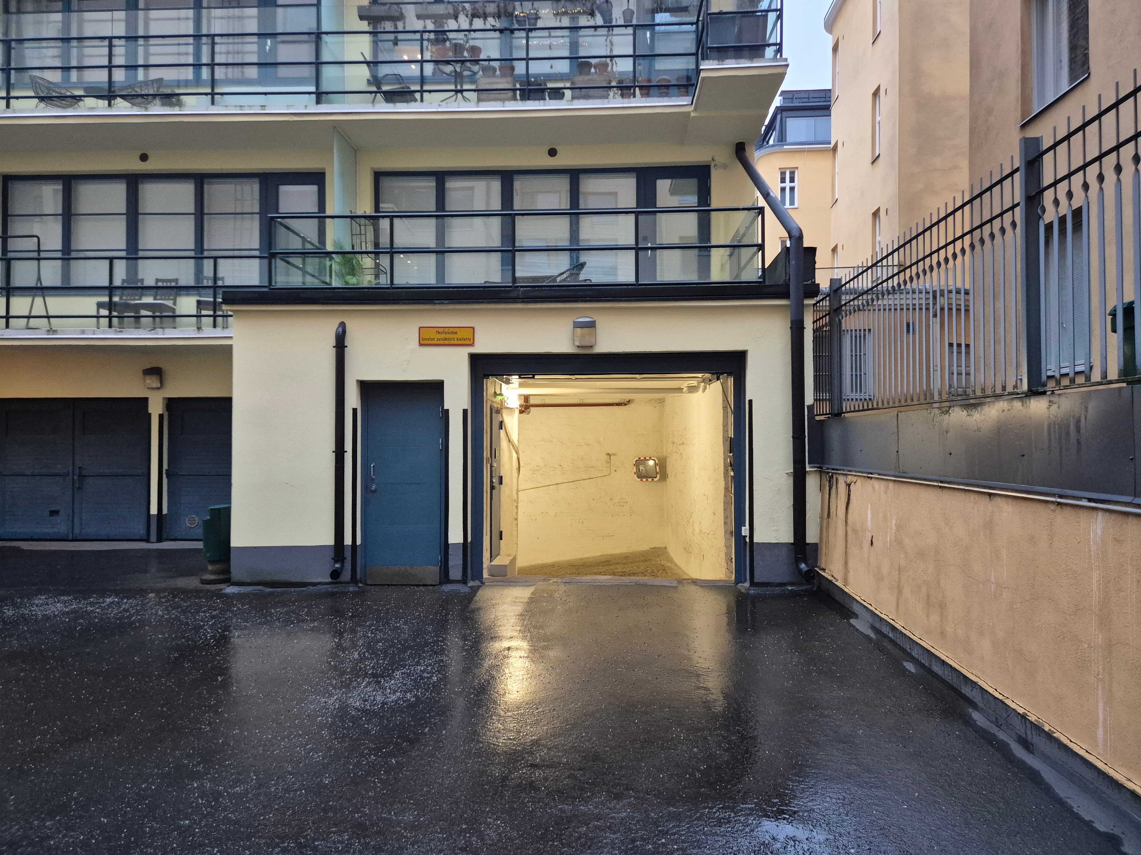 Ajo autohalliin sisäpihalta