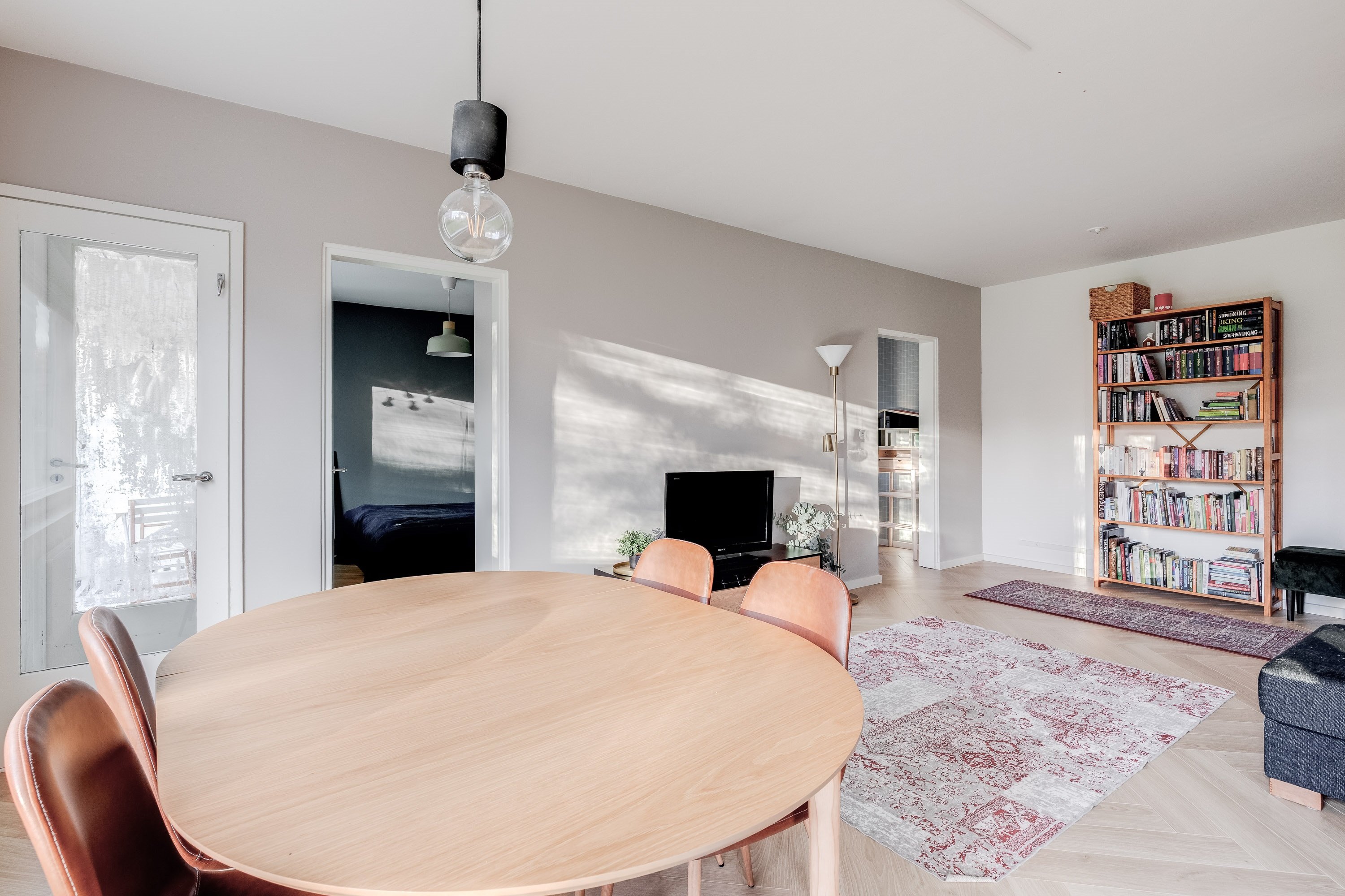 Aurinko hymyilee tämän läminhenkisen kodin avaraan olohuoneeseen.