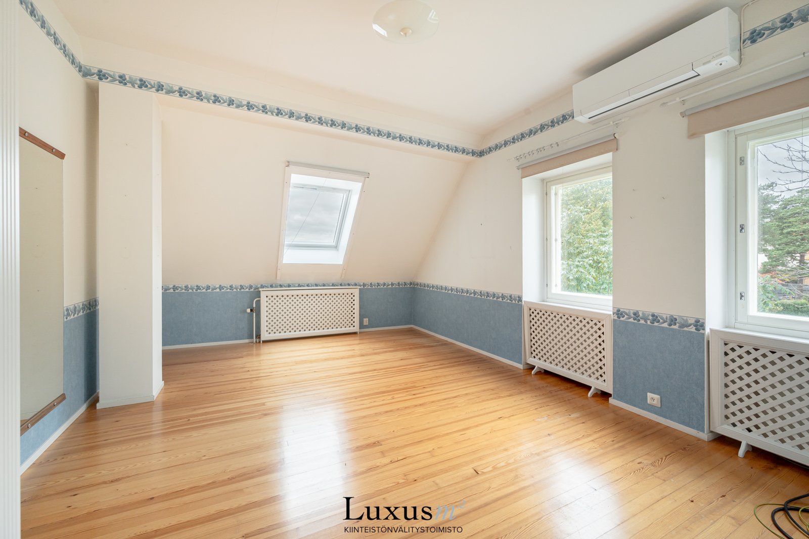 Yläkerran oikean puoleinen makuuhuone.