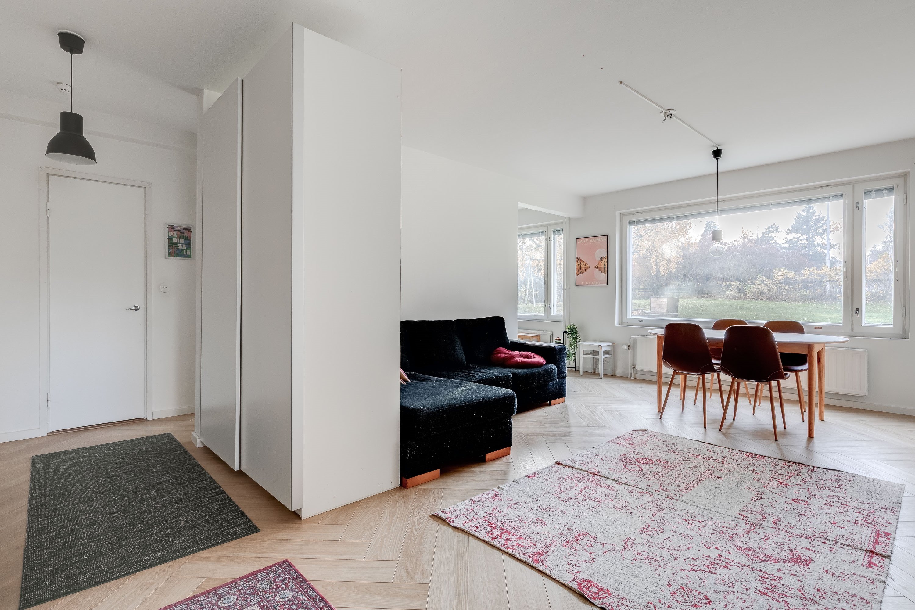 Olohuone on avara ja valoisa.