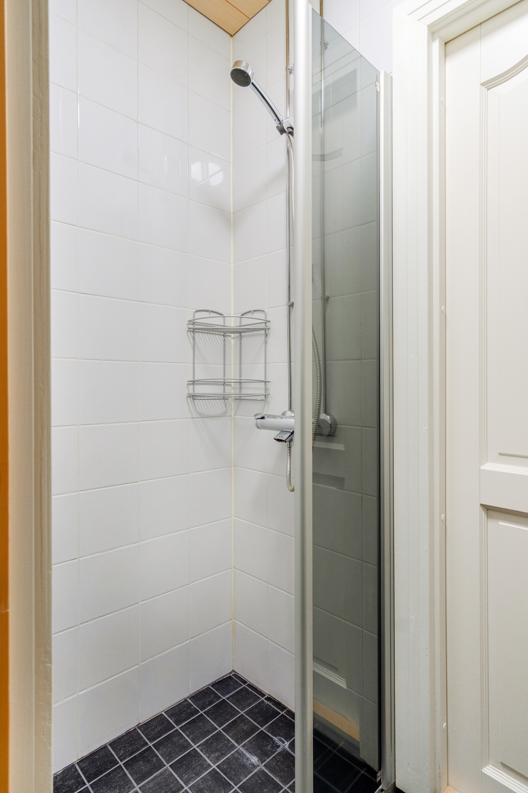 Alakerran kylpyhuone