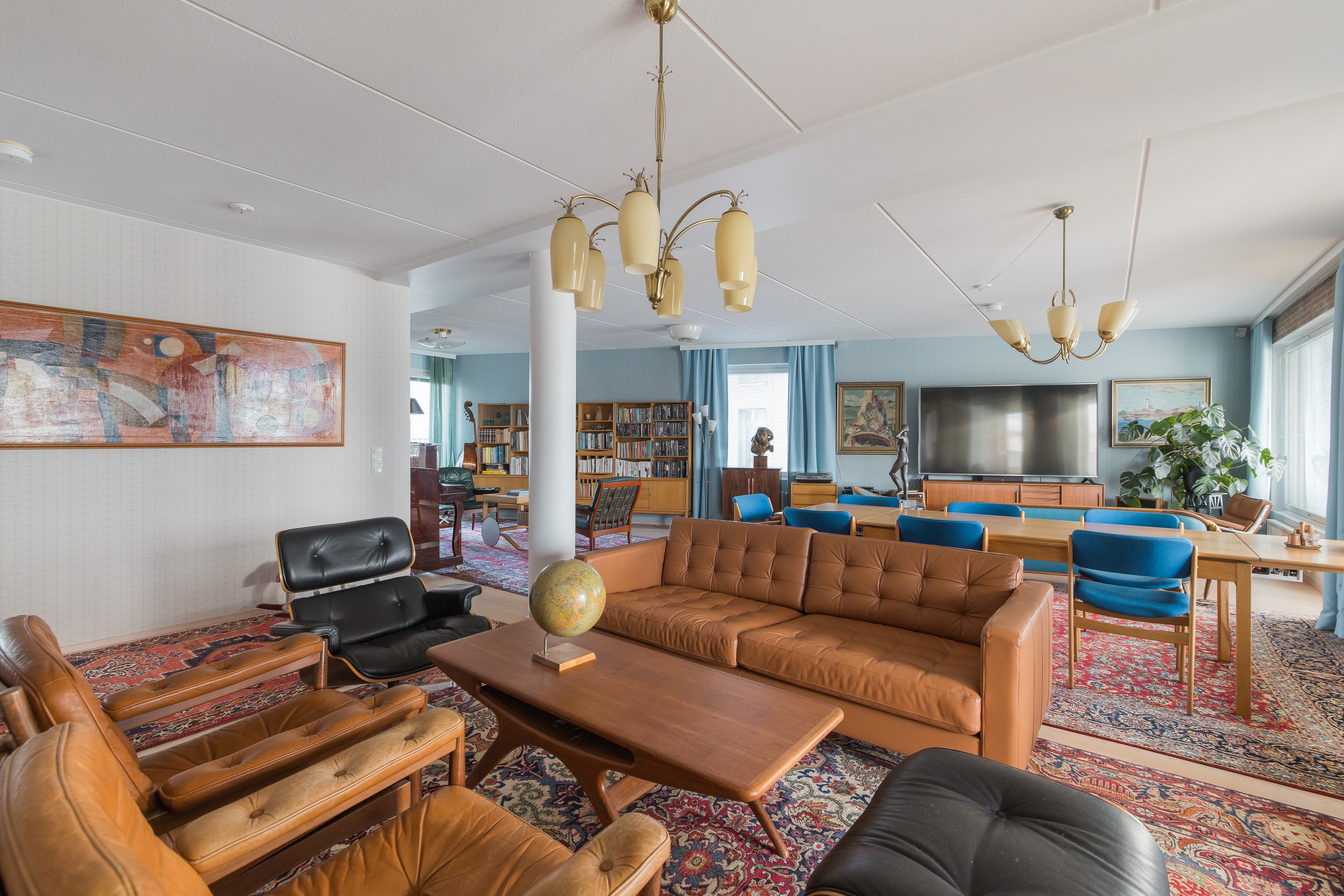 Aivan poikkeuksellisen tilava ja avara olohuone, joka on persoonallisesti kalustettu