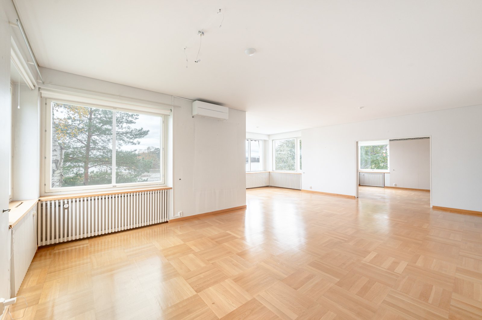 Ruokailutila ja olohuone ovat suuri avoin tila, jossa on upeat maisemat merelle.