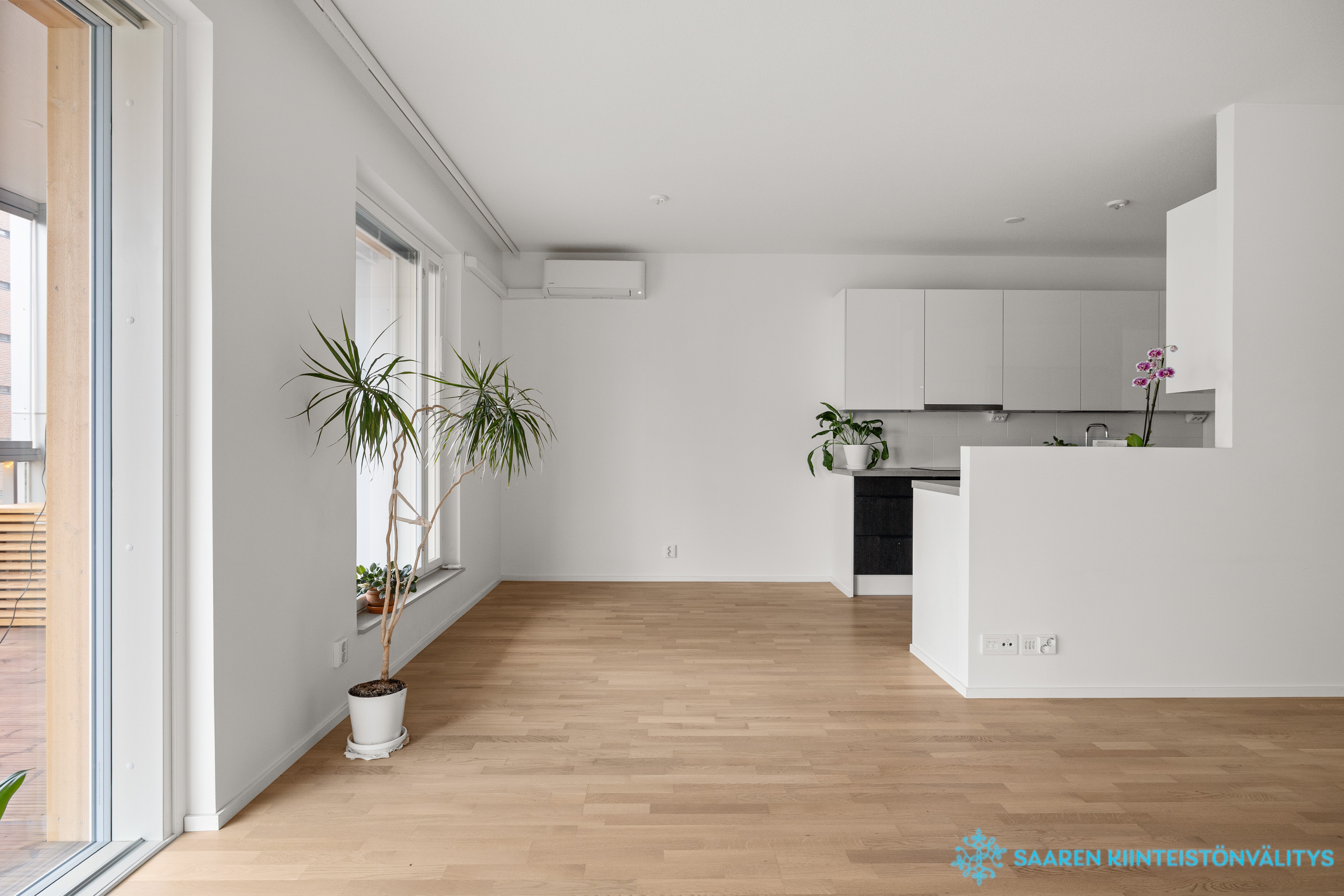 Keittiö ja ruokailutila olohuoneesta päin