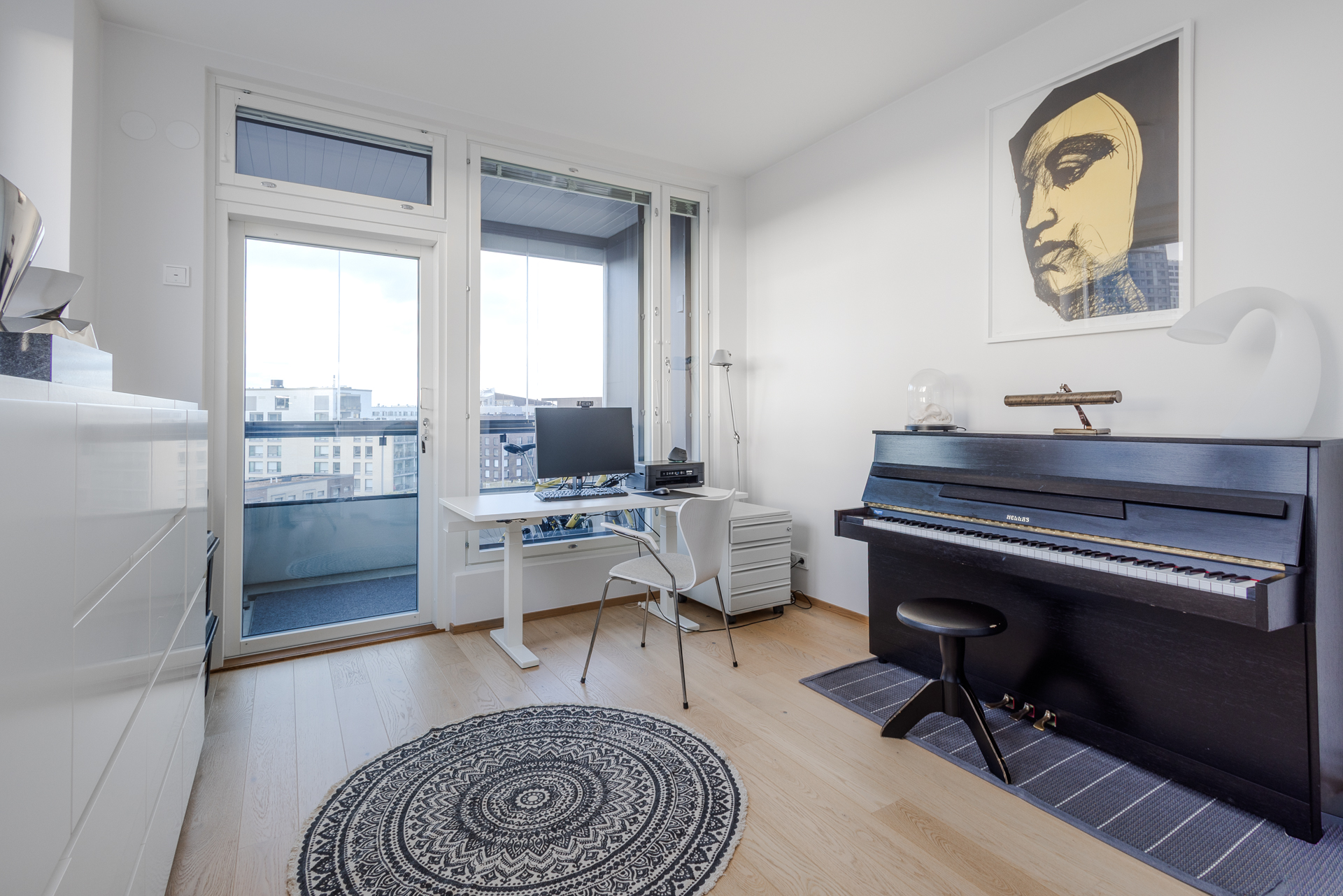 Makuuhuone ,josta parveke ja näkymät  kadun puolelle