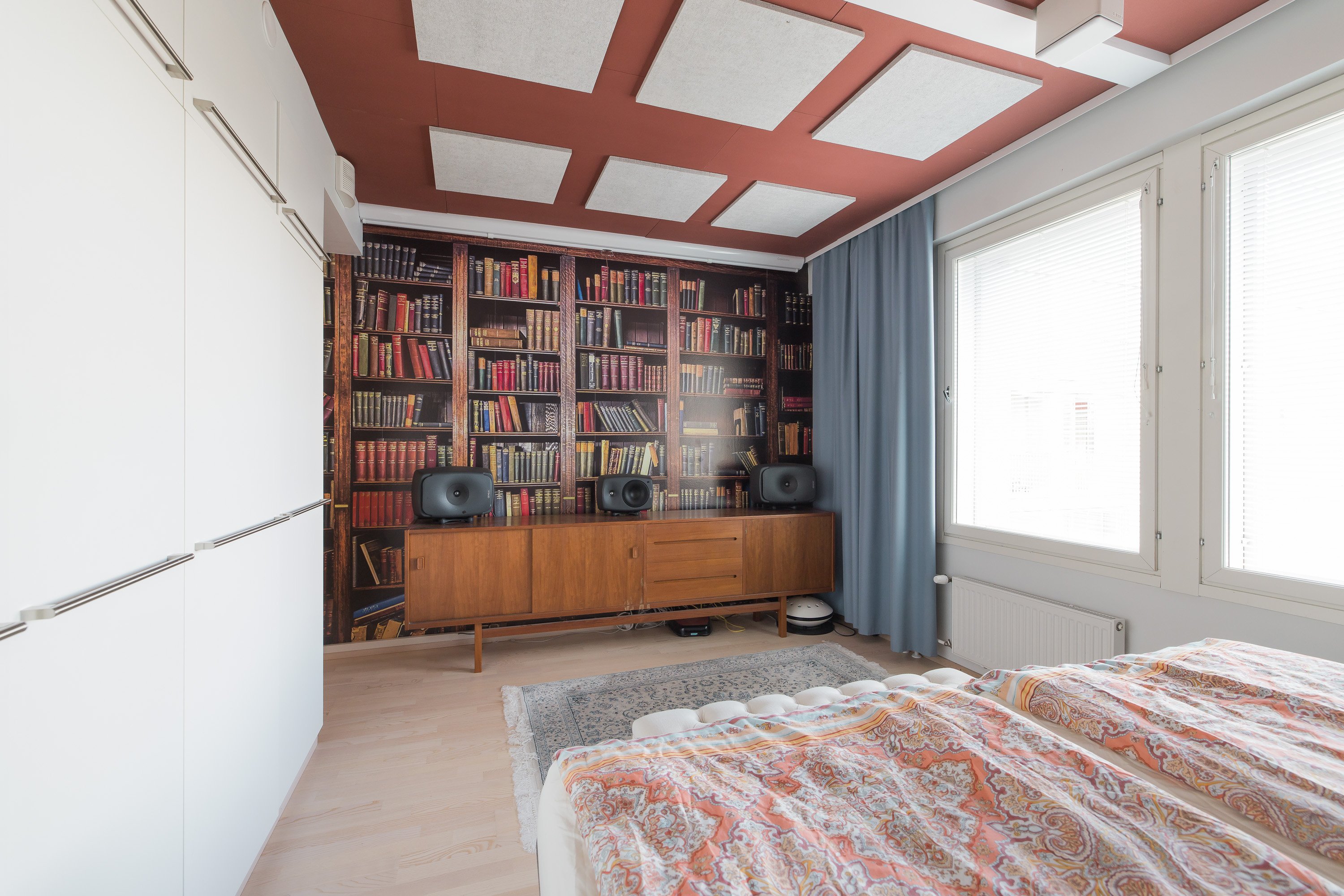 Iso makuuhuone kotiteatterijärjestelmällä