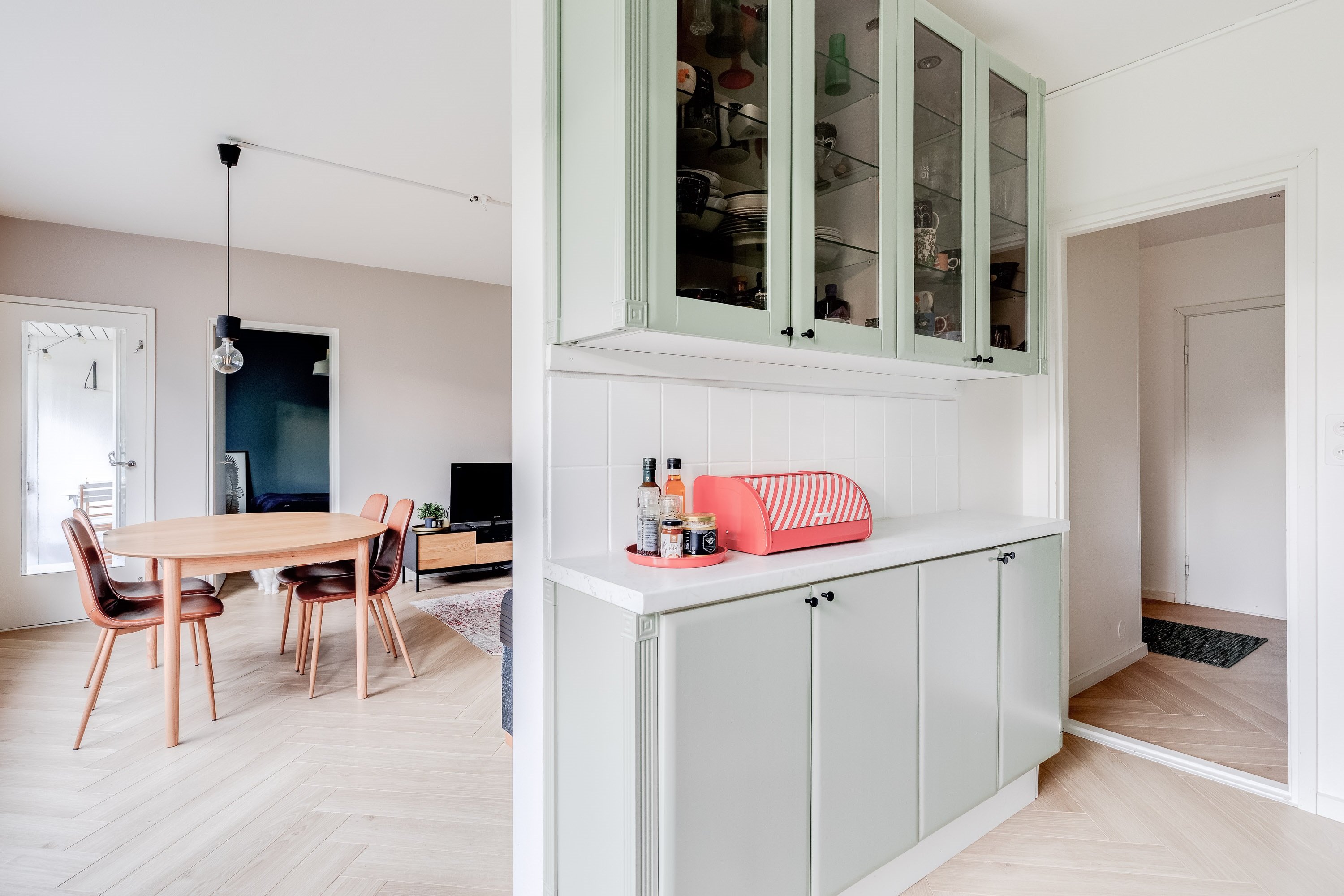 Keittiöstä on kulku ruokailutilaan.