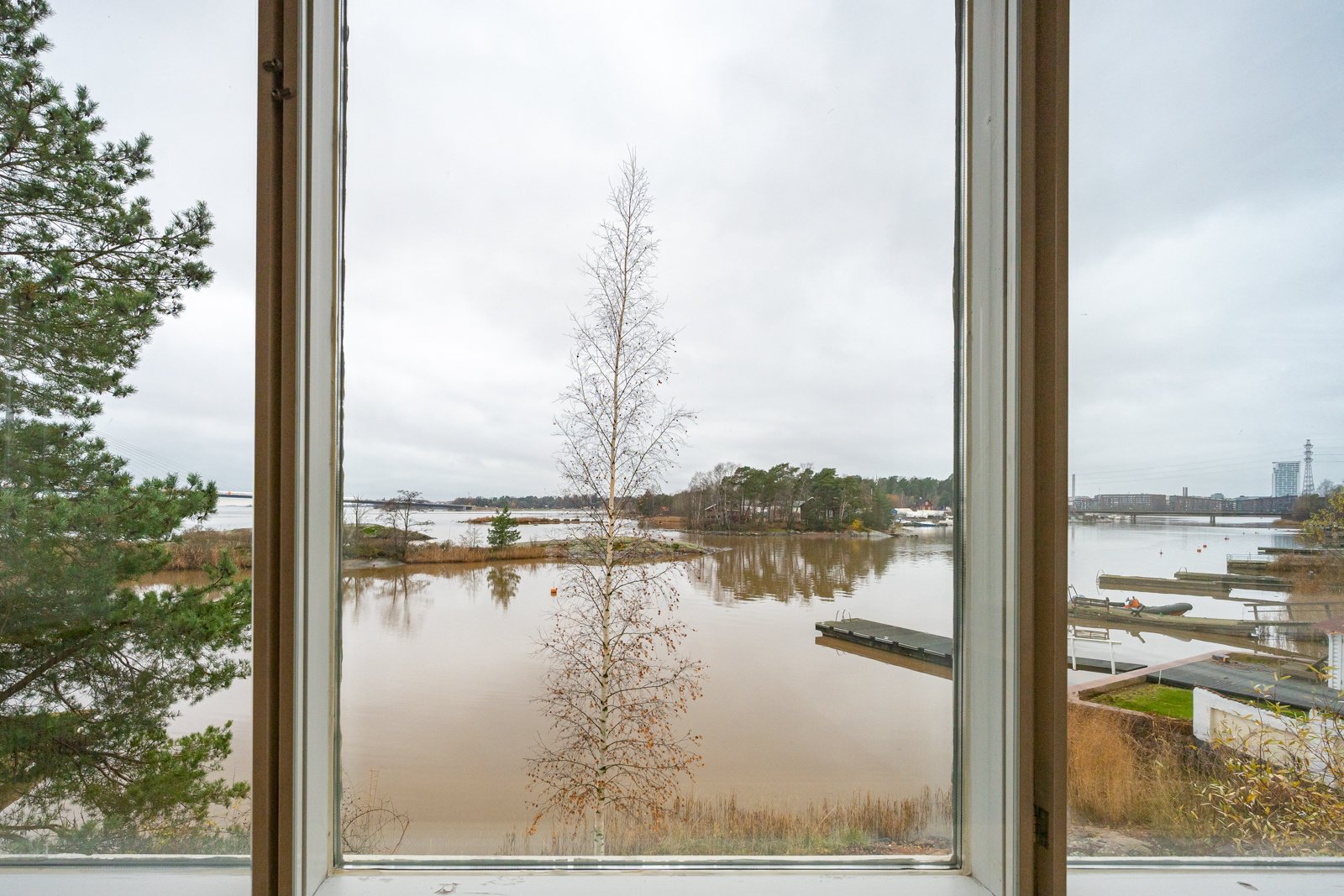 Näkymä olohuoneen ikkunasta.