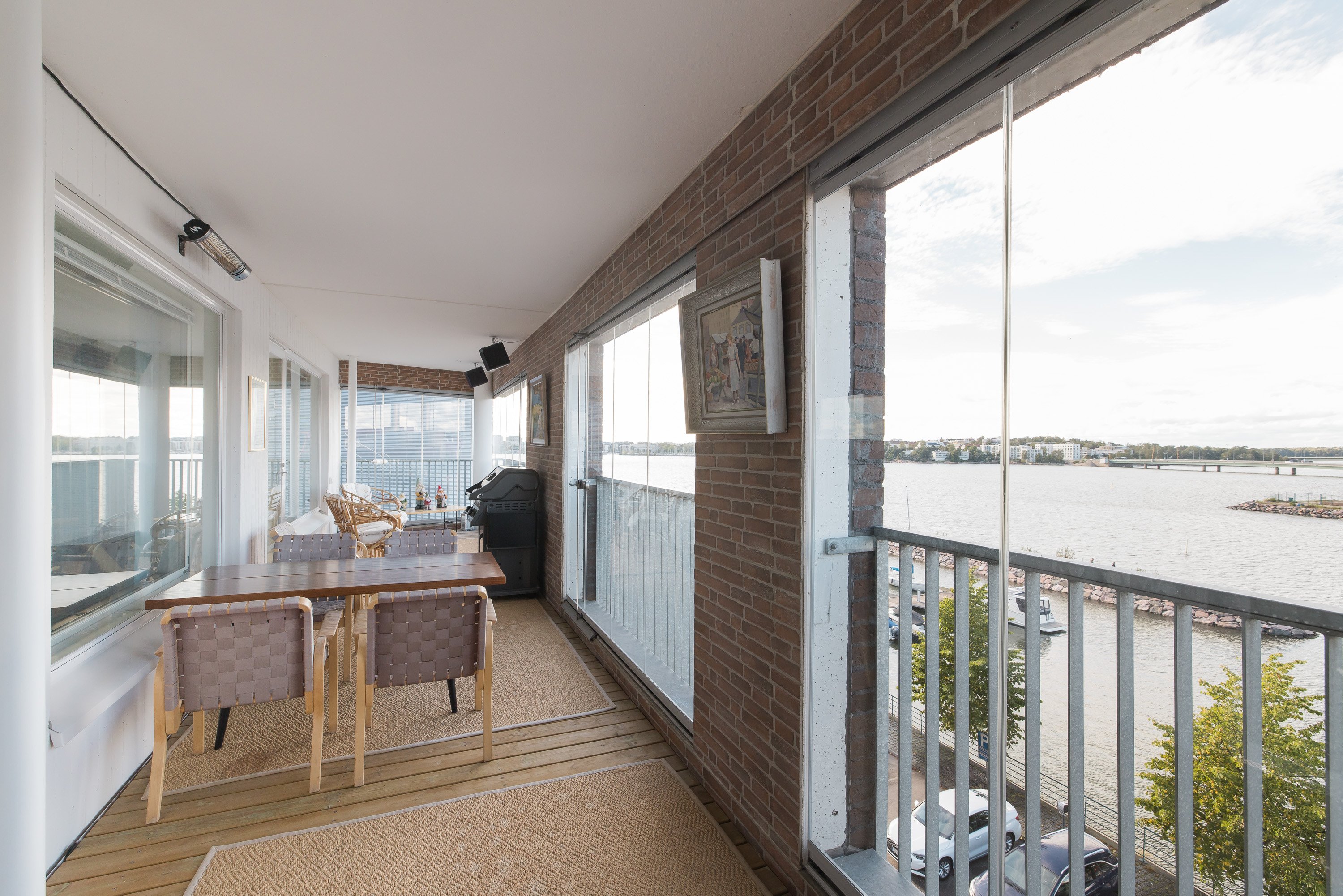 Todella hulppea iso lasitettu terassi