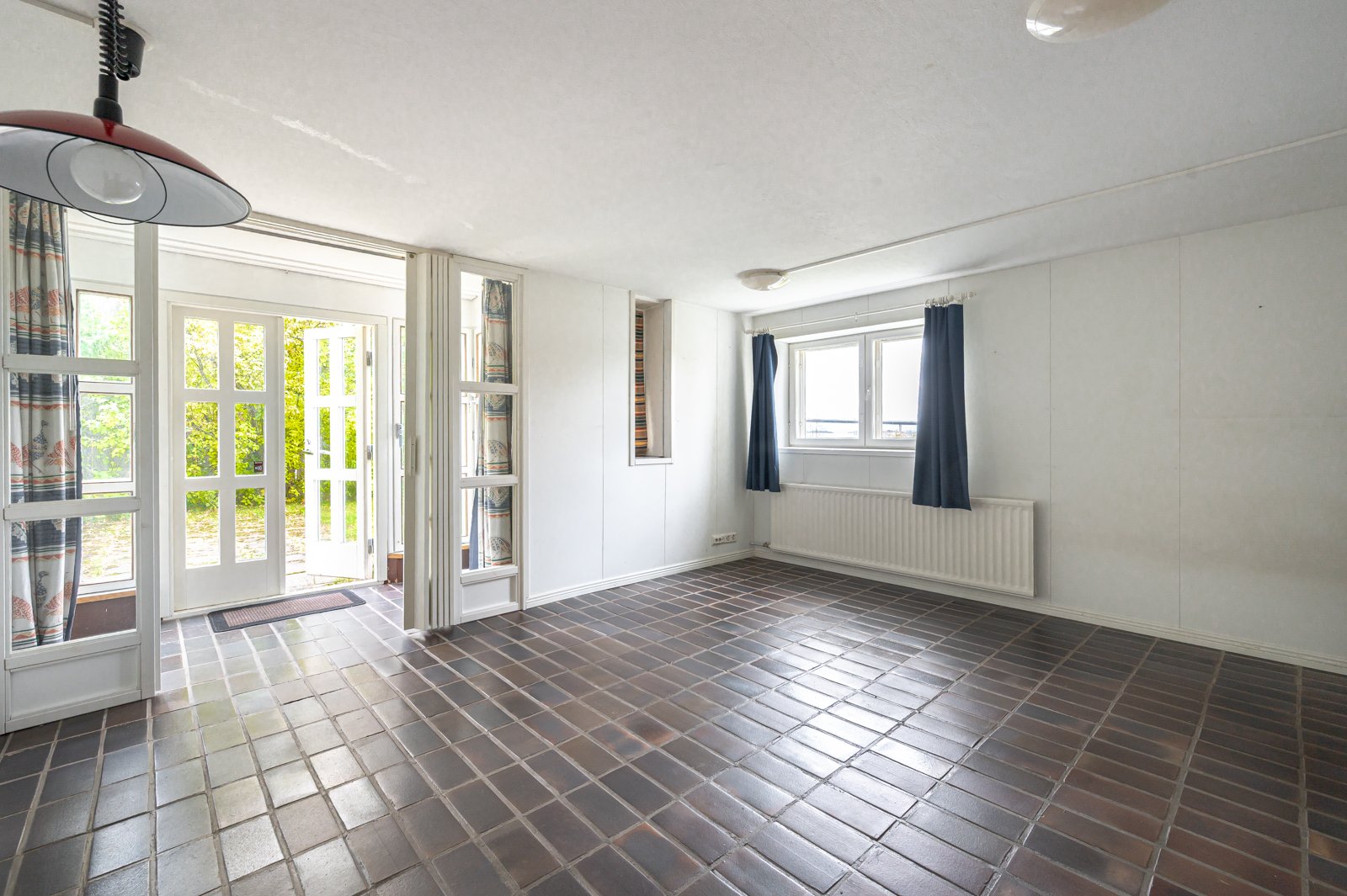 Pohjakerroksen yksiössä on tilava huone ja ikkunoista upeat merimaisemat.