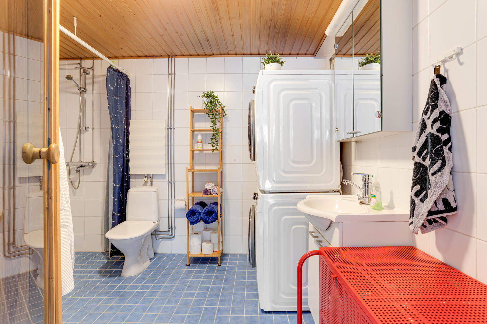 Alakerran kylpyhuone