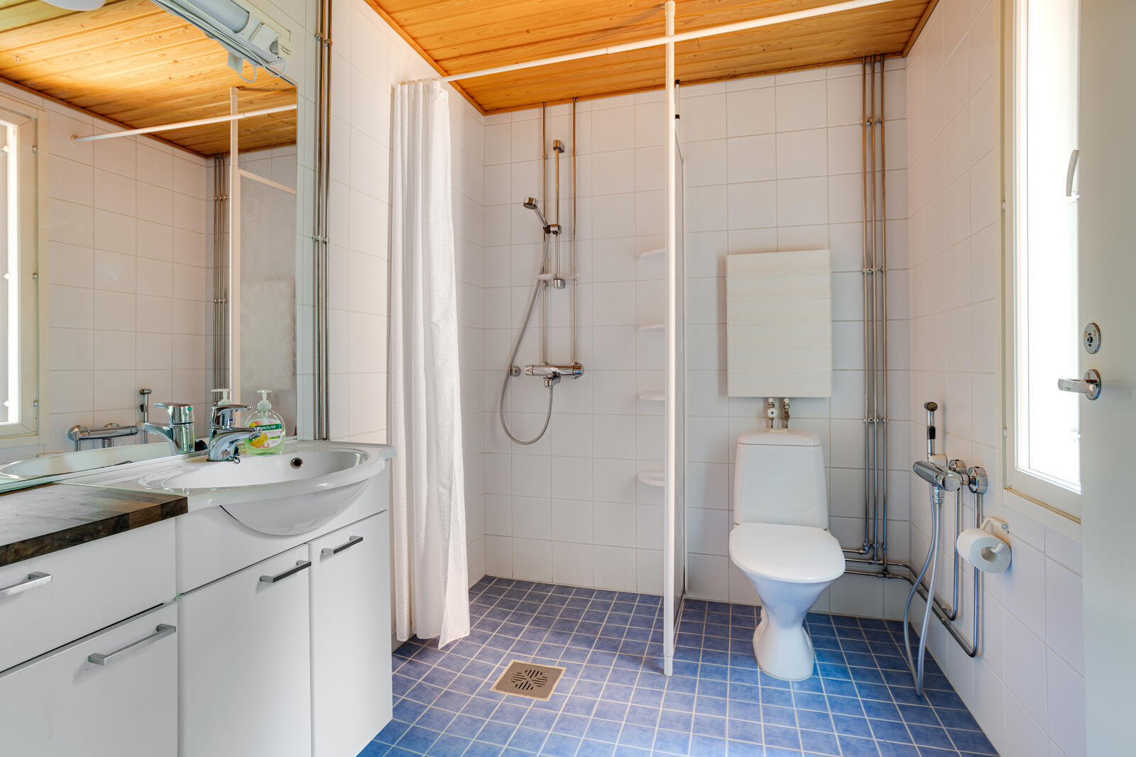 Yläkerran kylpyhuone