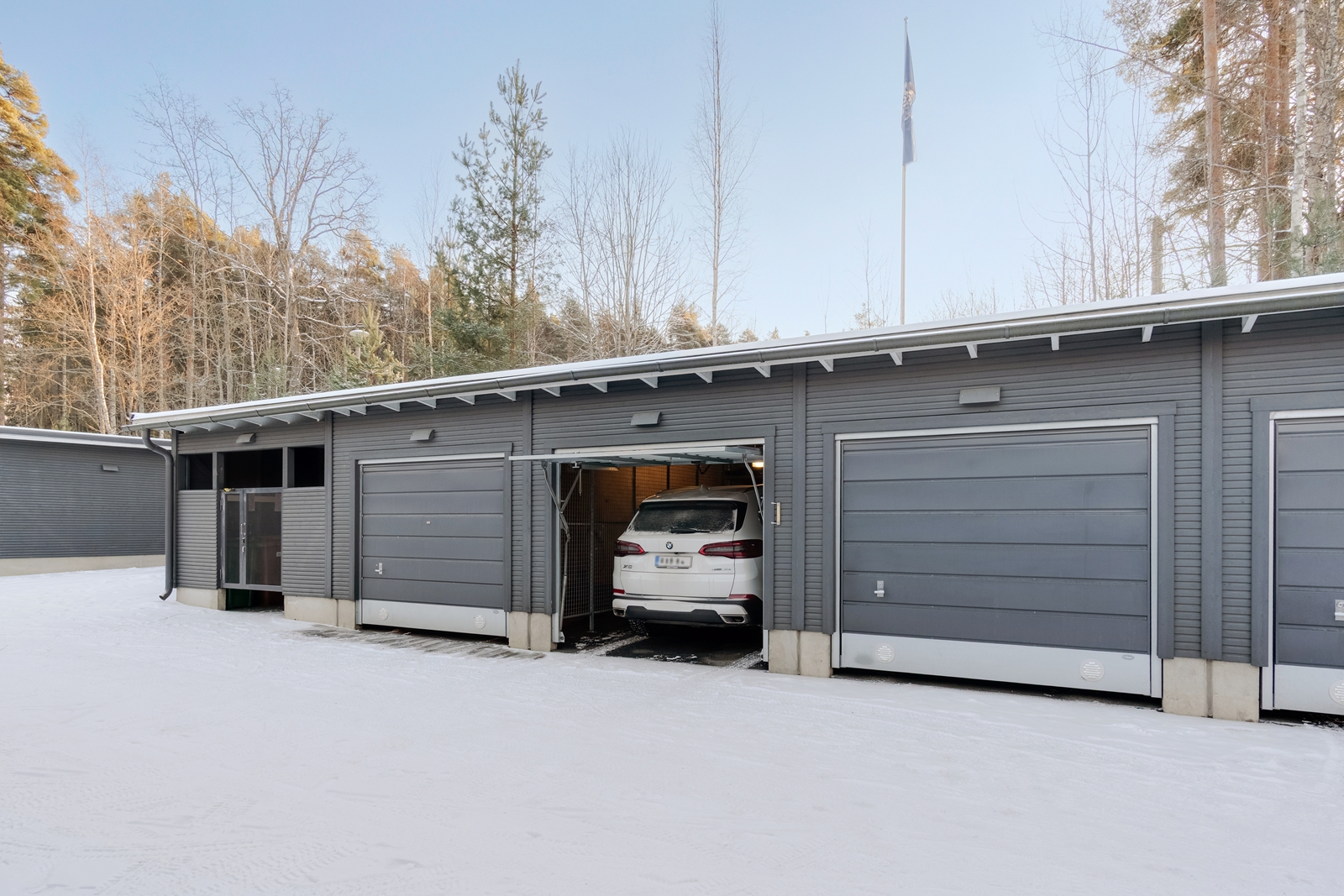 Autotalli, omana osakkeenaan myynnissä!