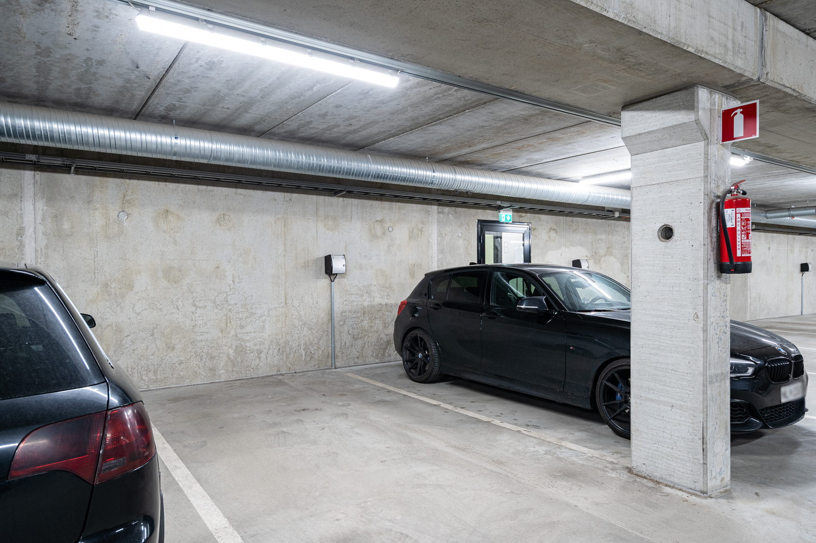 Huoneiston kanssa myydään autohallipaikka 5, joka aivan sisääntulon vieressä.