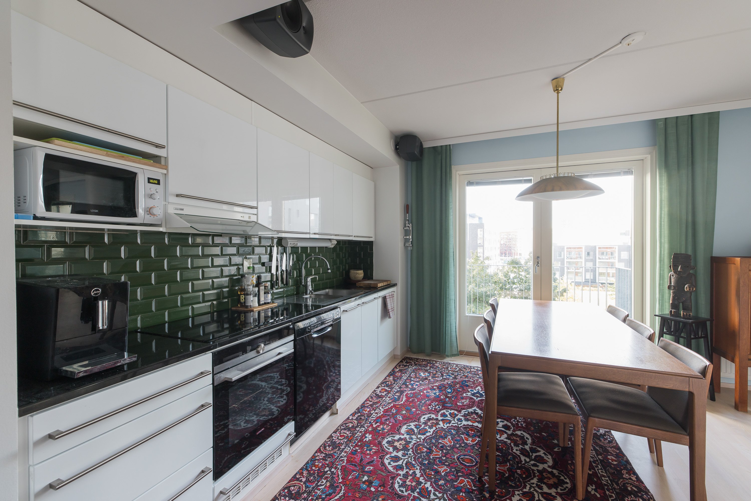 Iso hyvin varusteltu avokeittiö