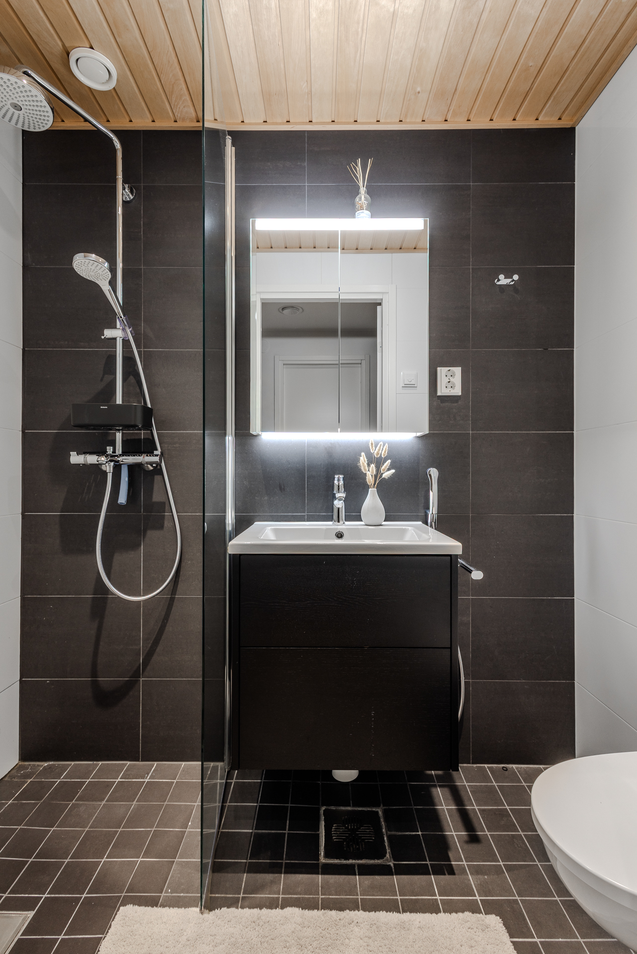 Päämakuuhuoneen kylpyhuone