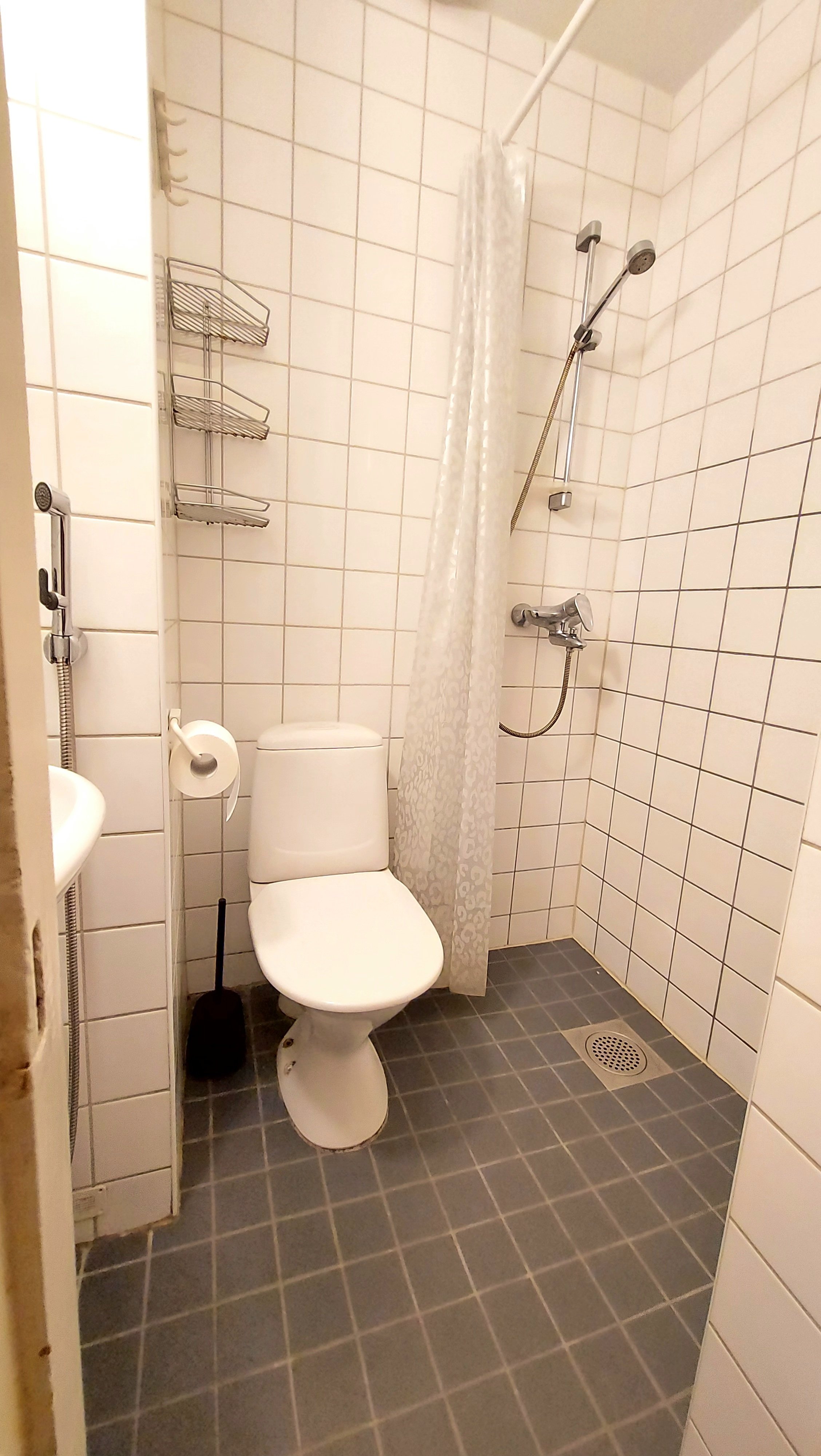 Kylpyhuoneen saumat ja sähköt on uusittu 2025.