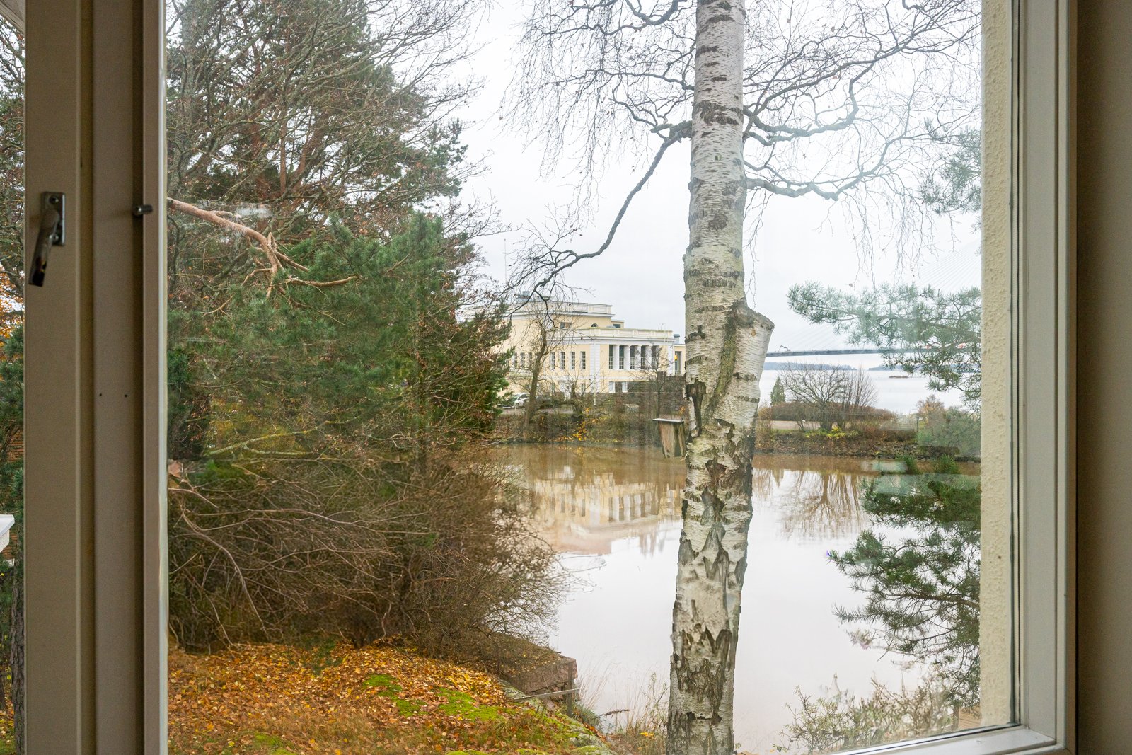 Ruokailutilan ikkunoista näkyy Kulosaaren kasino.