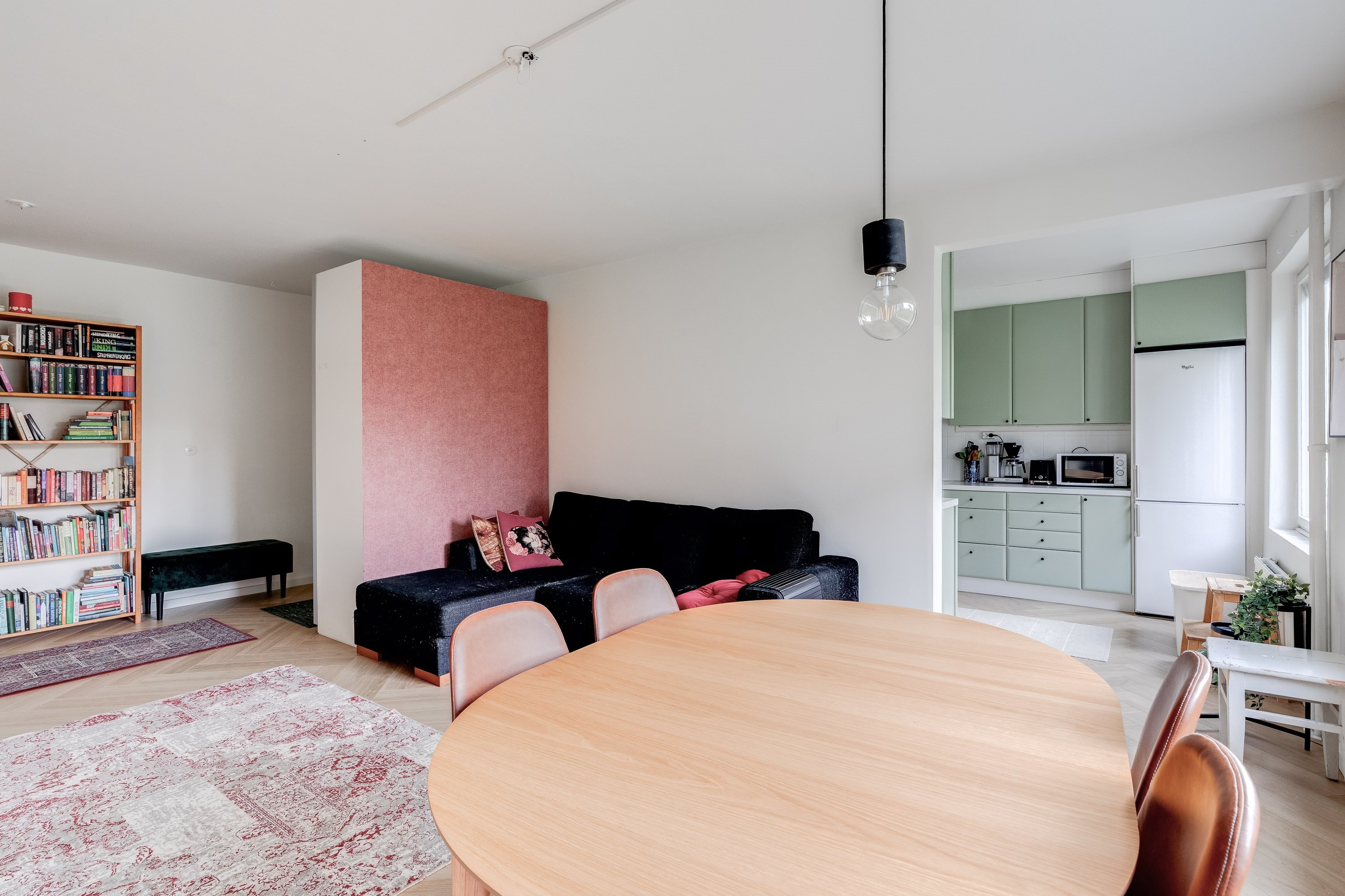 Suureen olohuoneeseen mahtuu myös iso ruokailuryhmä.