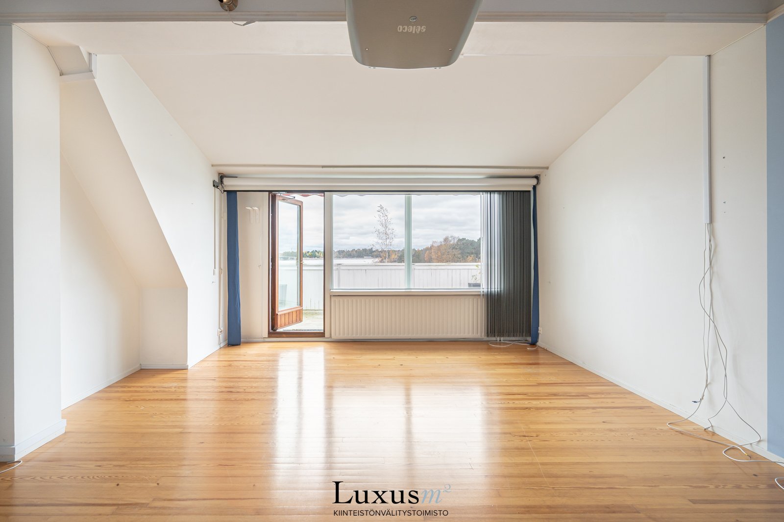 Yläkerrassa on kahden makuuhuoneen välissä yhteinen oleskelutila.