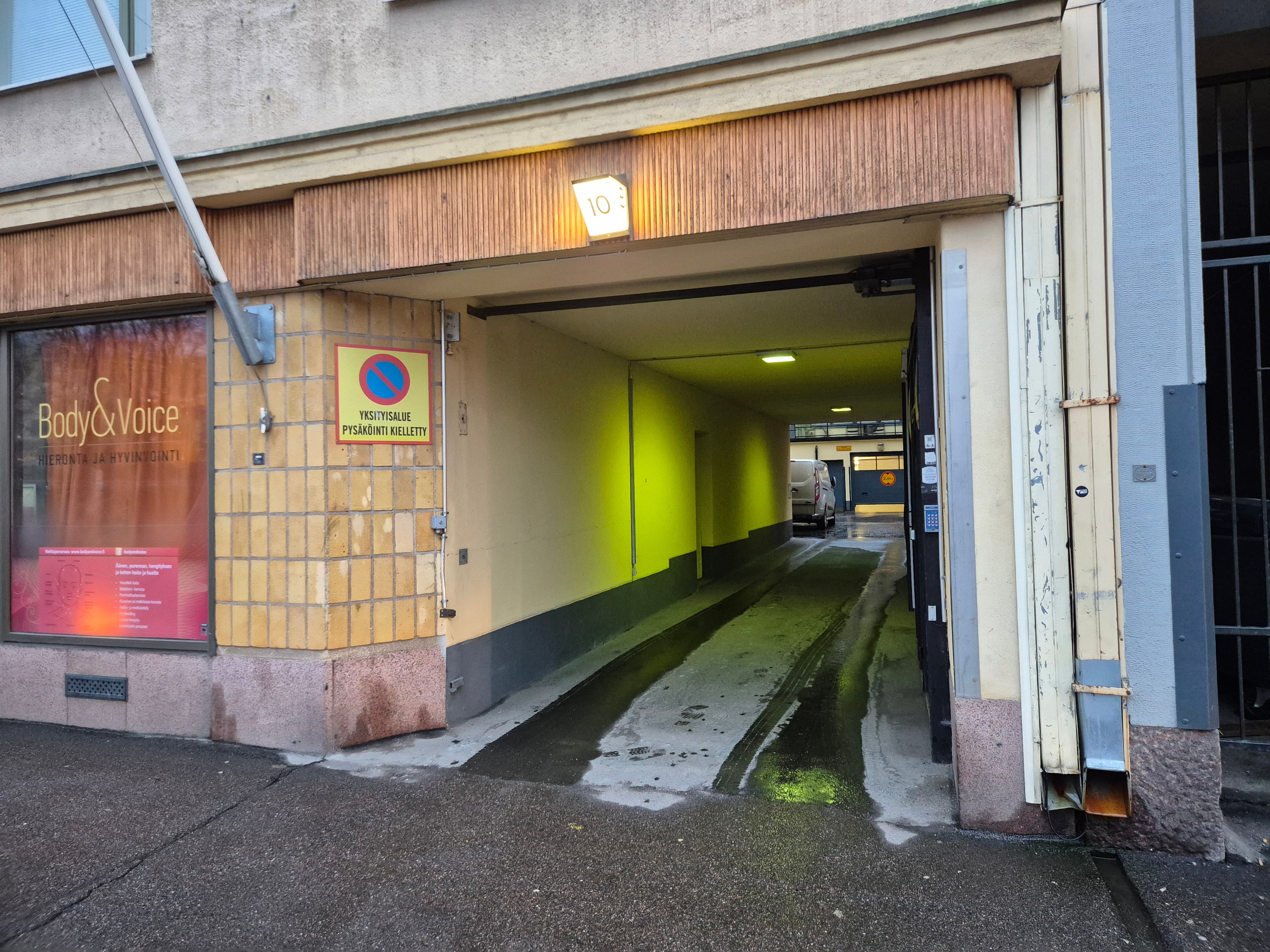 Ajo porttikongista sisäpihalle