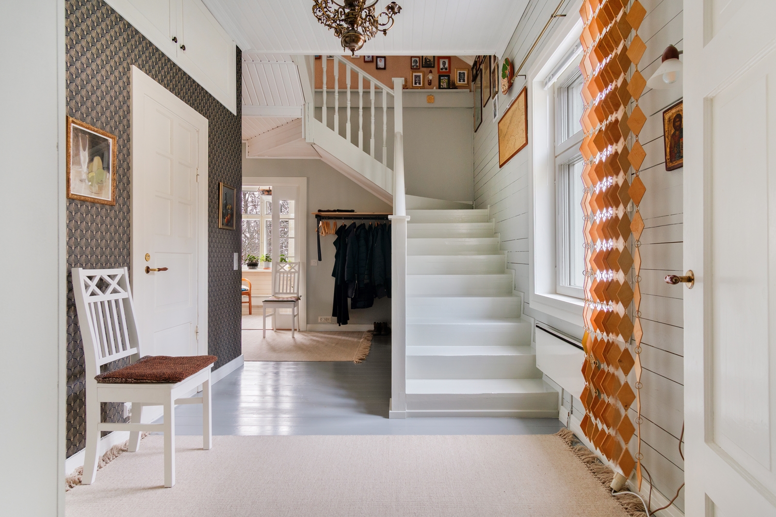 Eteisaula ja portaikko