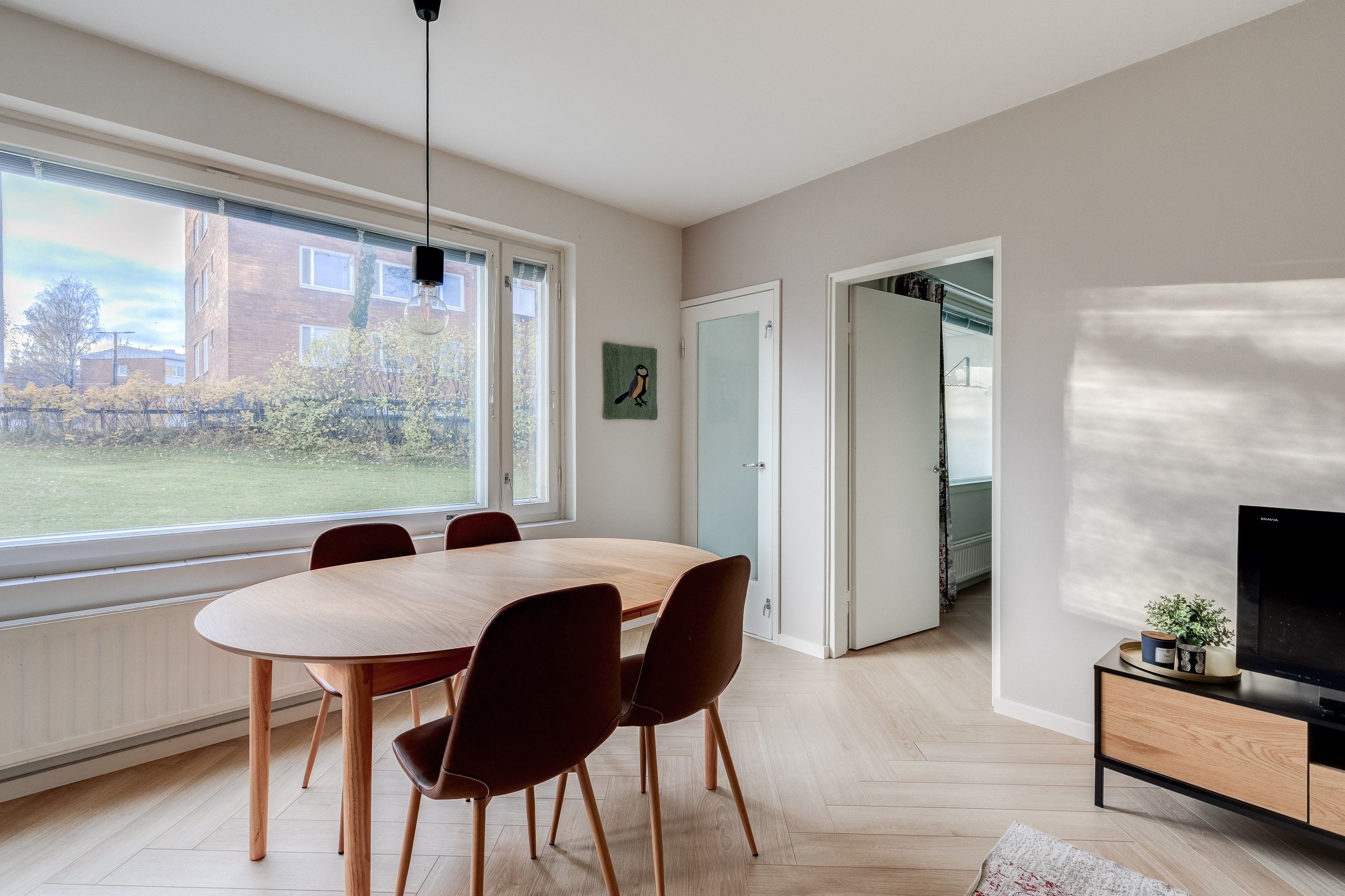 Upea kalanruotoparketti jatkuu myös oviaukkojen läpi yhdistäen huoneet.