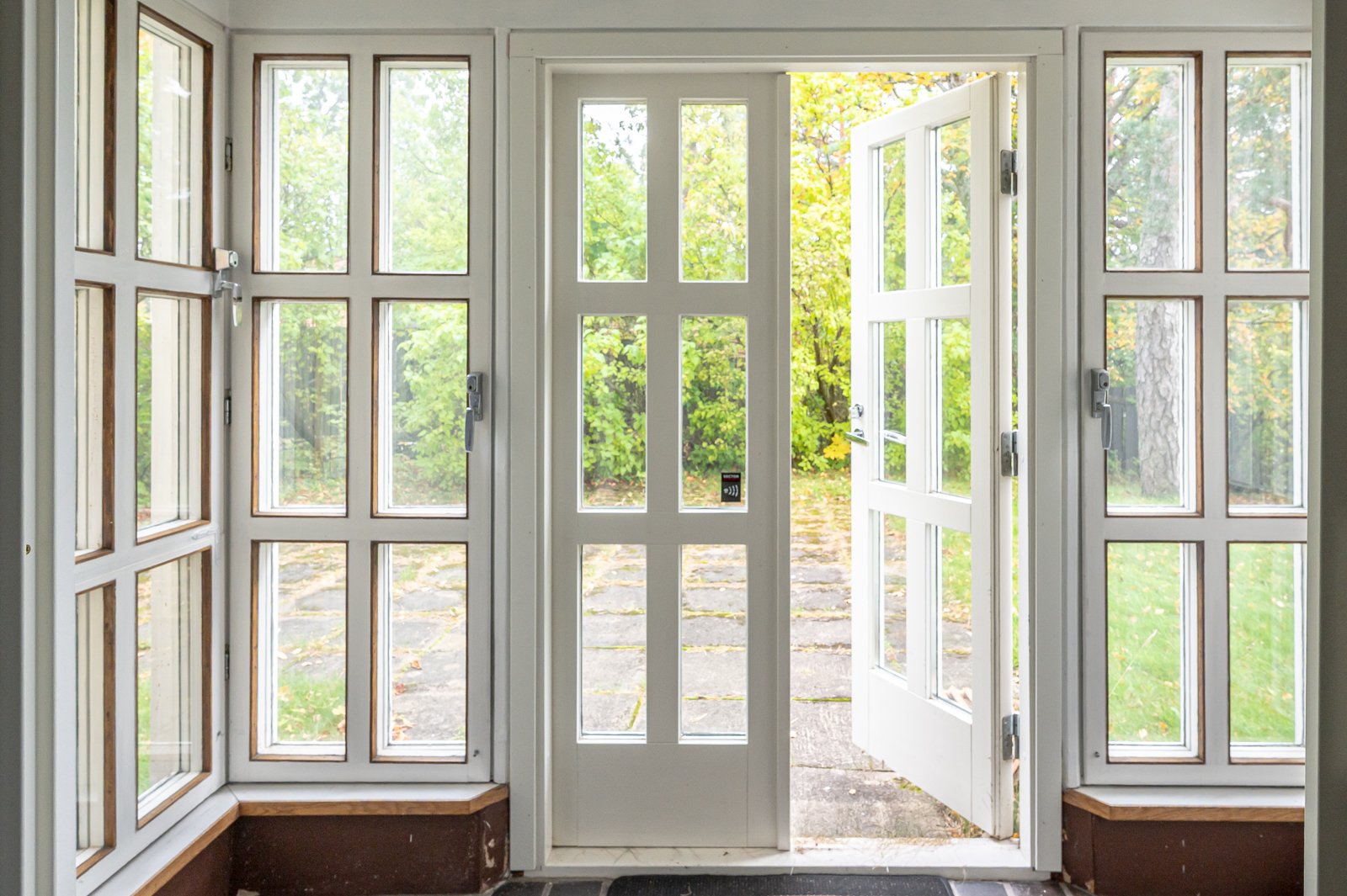 Pohjakerroksessa on erilliselle yksiölle oma sisäänkäynti.