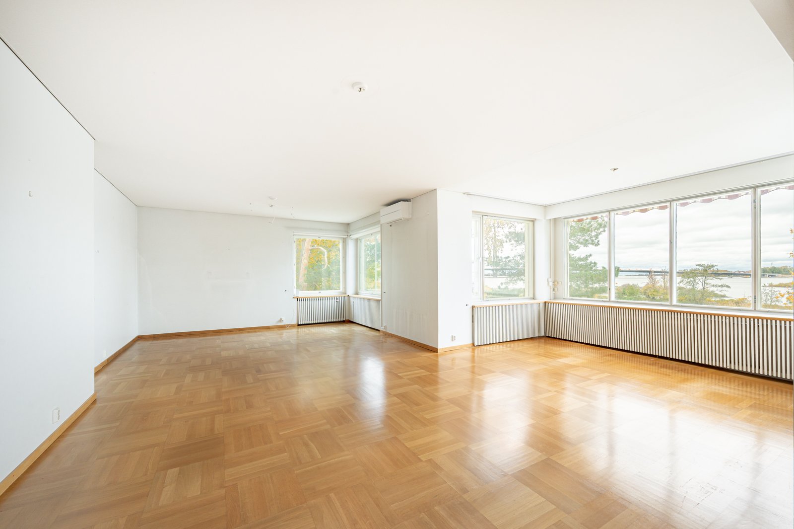 Suuri tila mahdollistaa monenlaiset kalustusratkaisut.