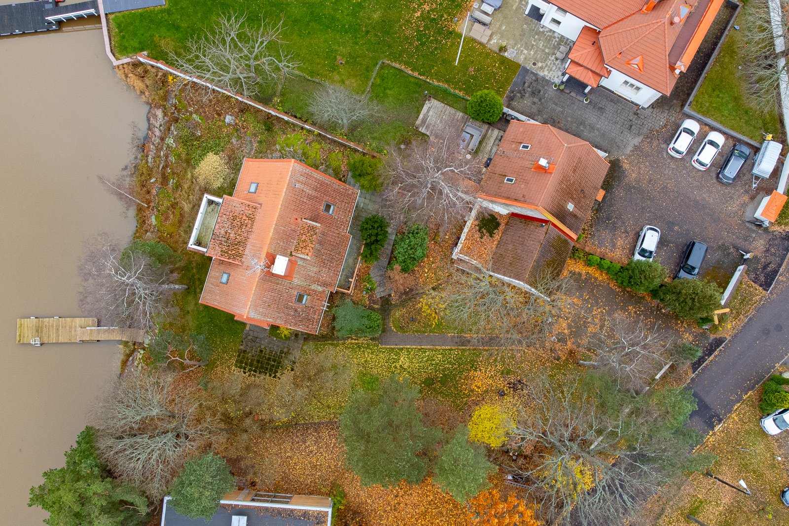 Ilmakuvassa näkyy tontin rajat ja toiminnallisuudet.