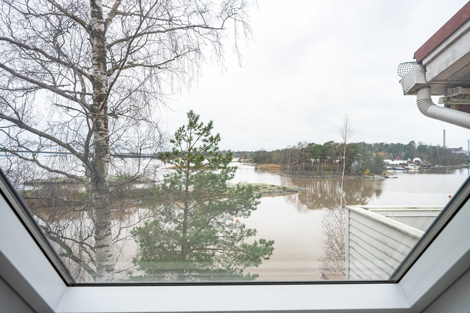 2. kerroksen kattoikkunoista on ainutlaatuiset merinäköalat.