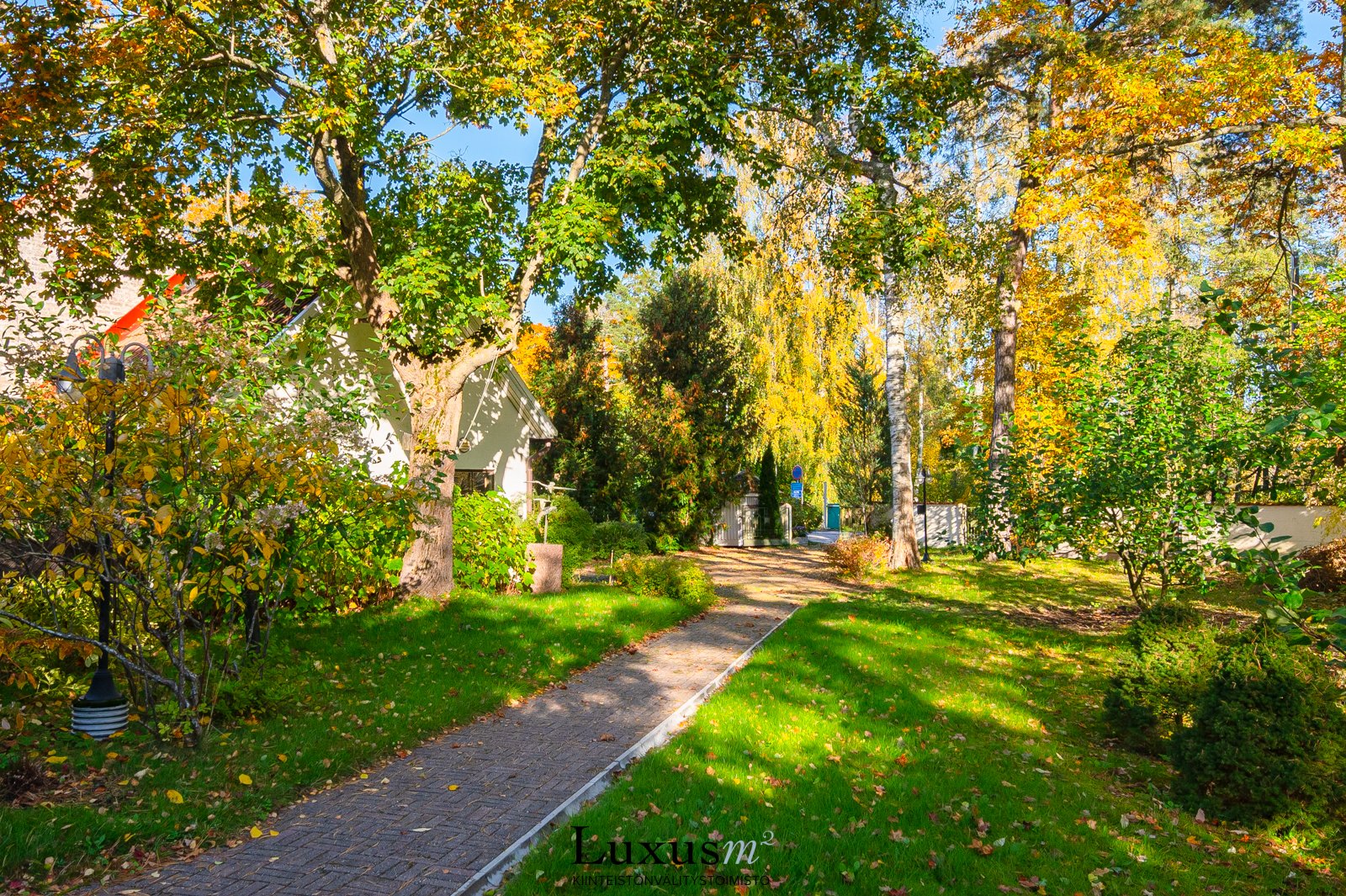 Puutarhassa on perinteisiä istutuksia kuten suuria rhodorendroneita ja köynnöshortensiaa.
