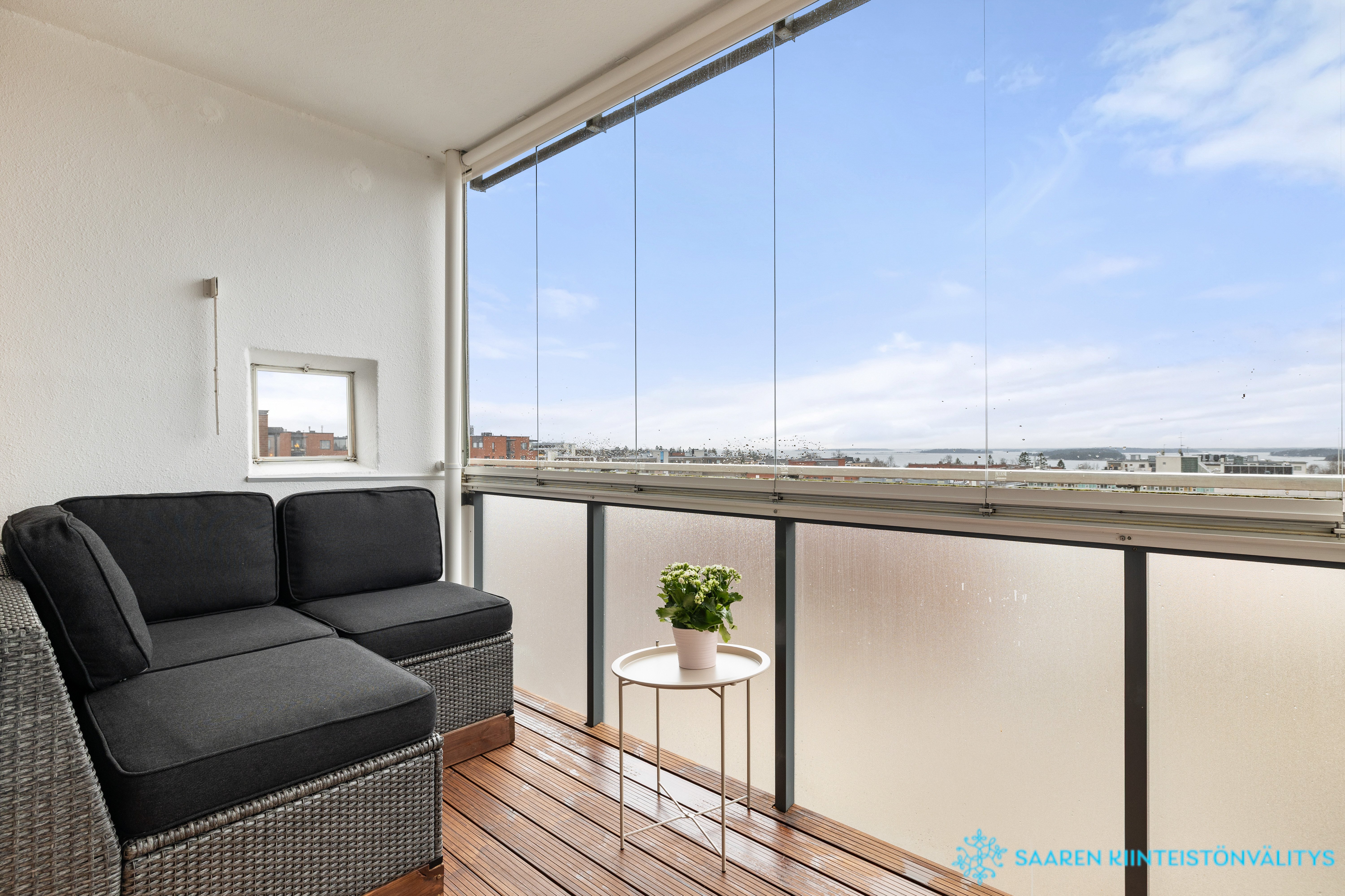 Lasitettu parveke länteen