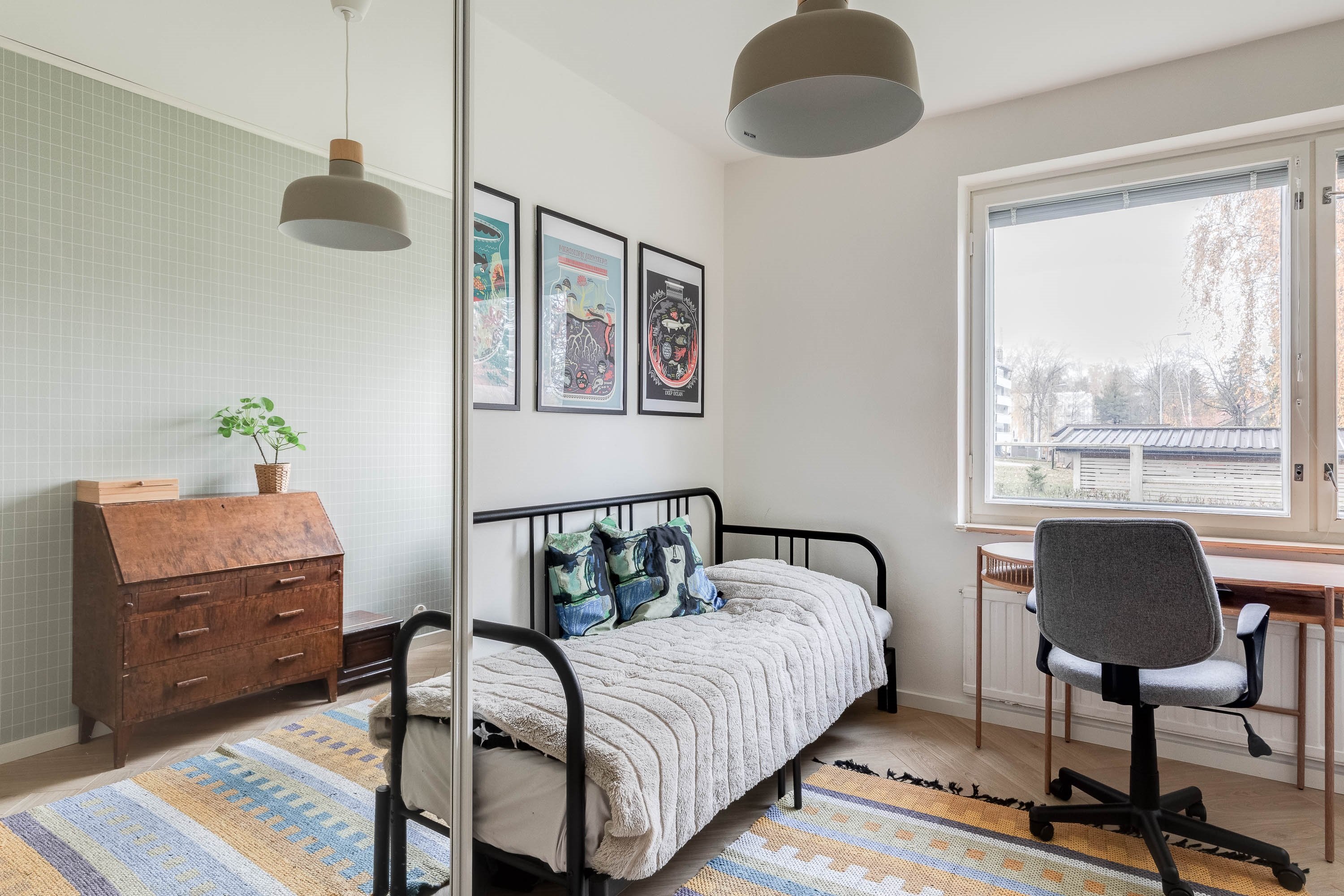 Toisen makuuhuoneen ikkuna avautuu etelään.