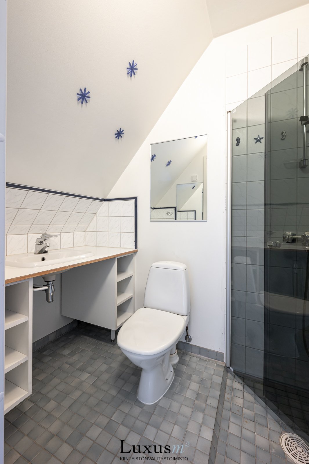 Yläkerran vasemman puoleisen makuuhuoneen yhteydessä on erillinen kylpyhuone.