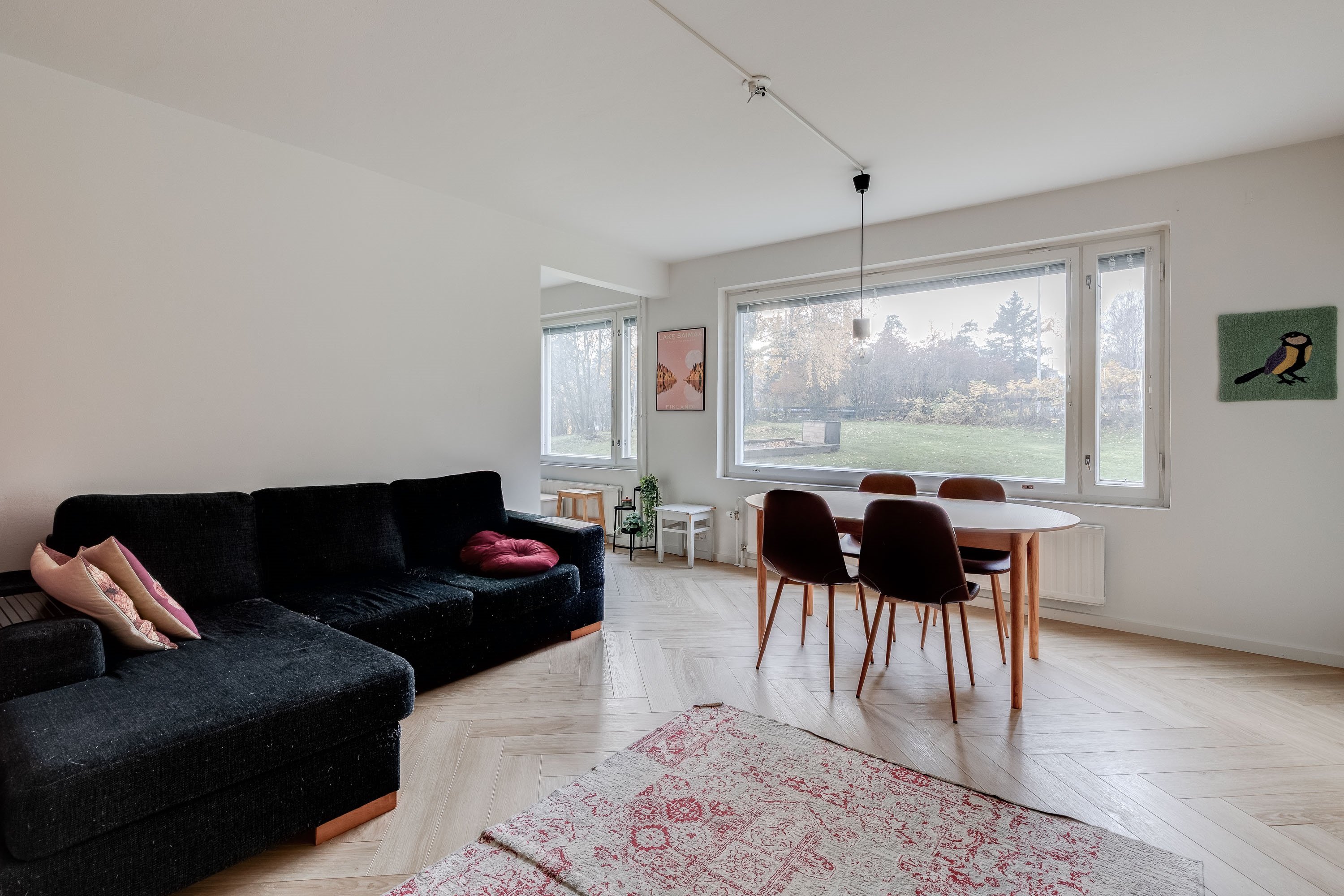 Avara olohuone ja upea lattia paistattelevat päivänvalossa.