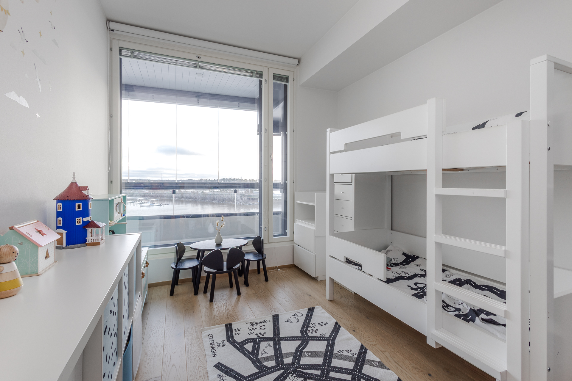 Päämakuuhuoneen viereinen huone